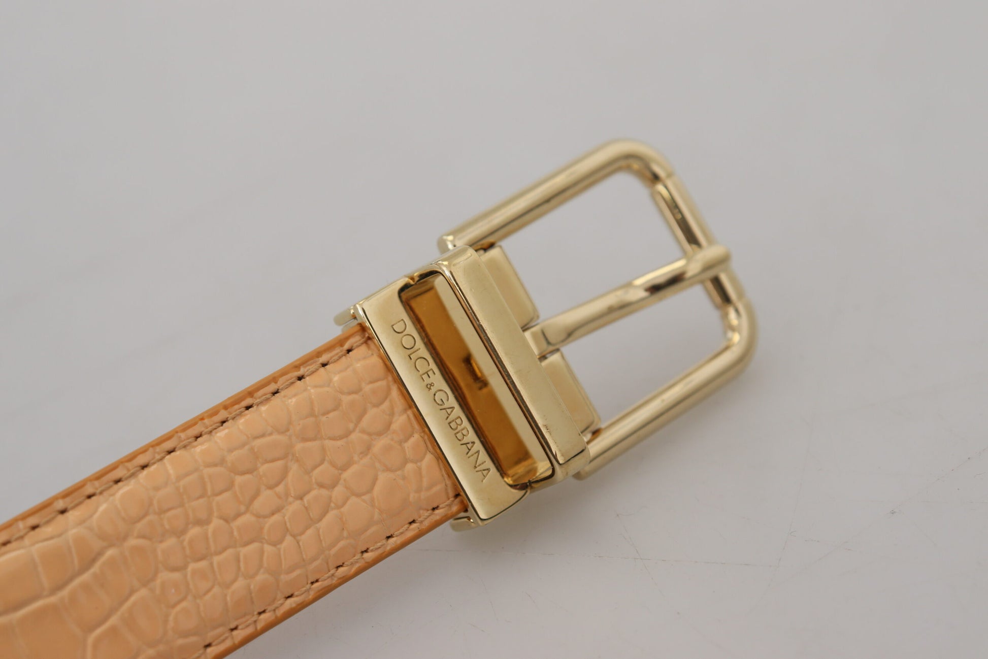 Beigefarbener Gürtel aus exotischem Leder mit goldener Metallschnalle