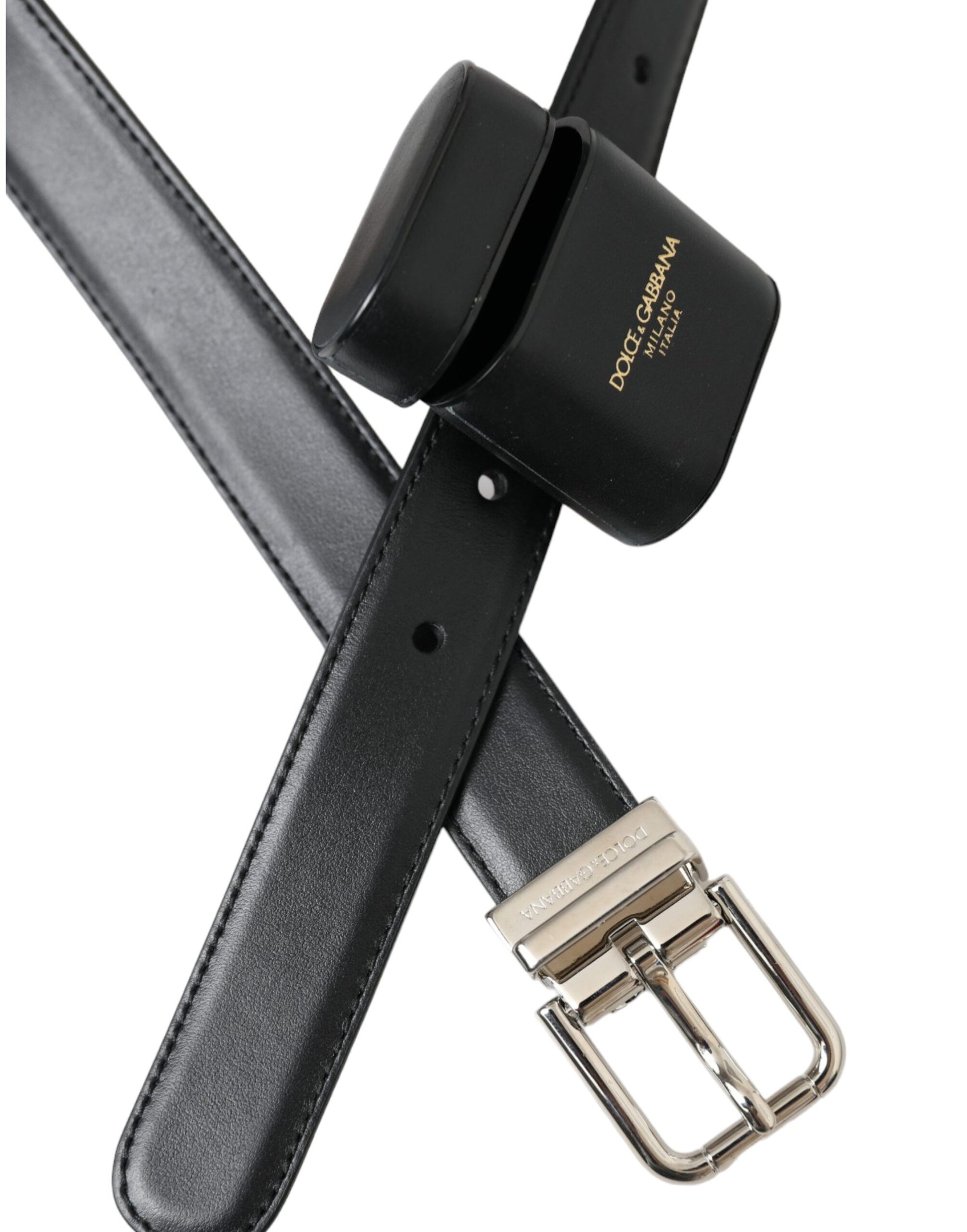 Schwarzes Airpods-Etui aus Leder mit silberner Schnalle