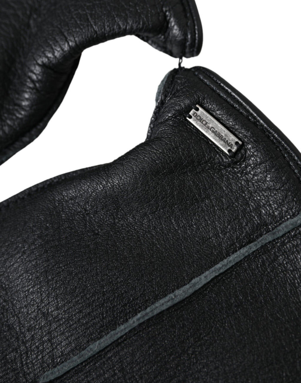Schwarze, handgelenklange Handschuhe aus Hirschleder