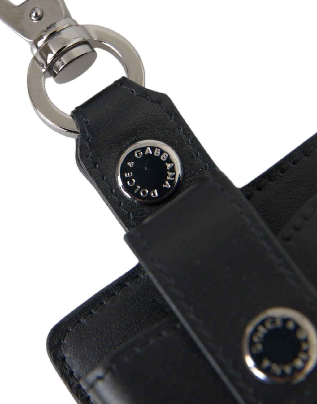 Schwarzes schlichtes Leder-Airpods-Etui aus silbernem Metall