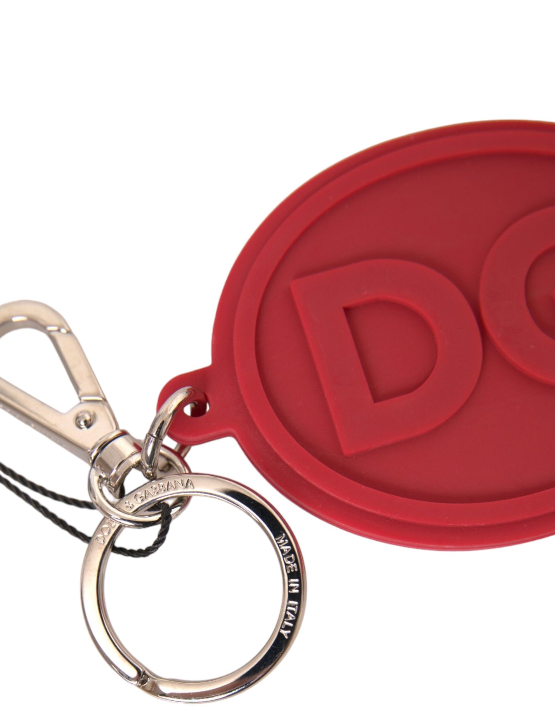 Schlüsselanhänger mit DG-Logo aus rotem Gummi und silbernem Messing