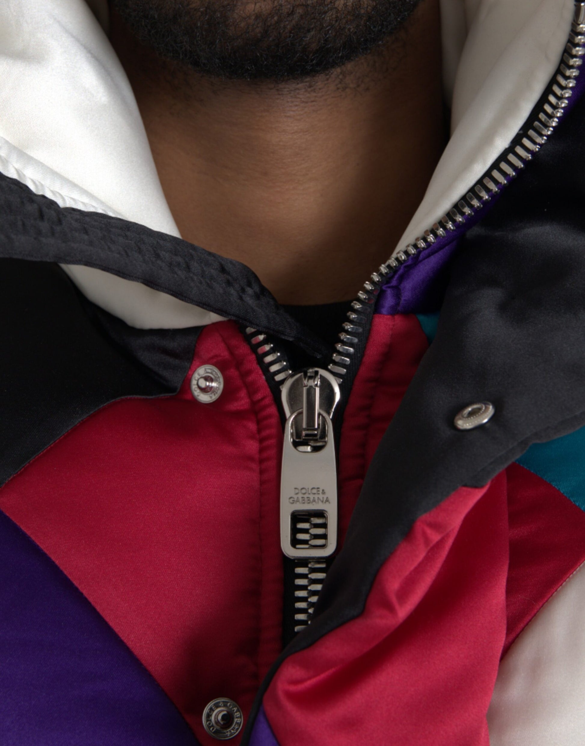 Mehrfarbige Windbreaker-Pufferjacke mit Logo