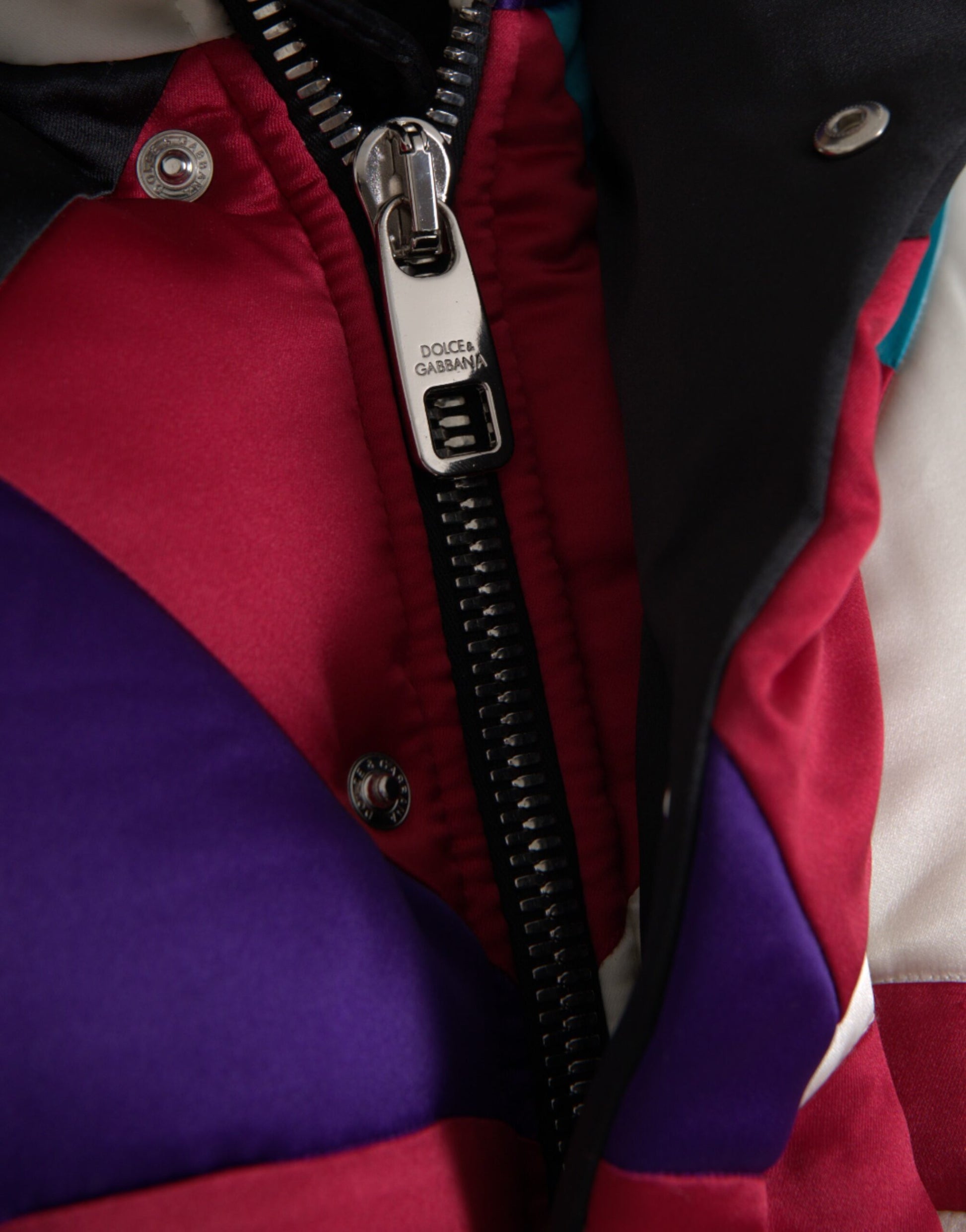 Mehrfarbige Windbreaker-Pufferjacke mit Logo