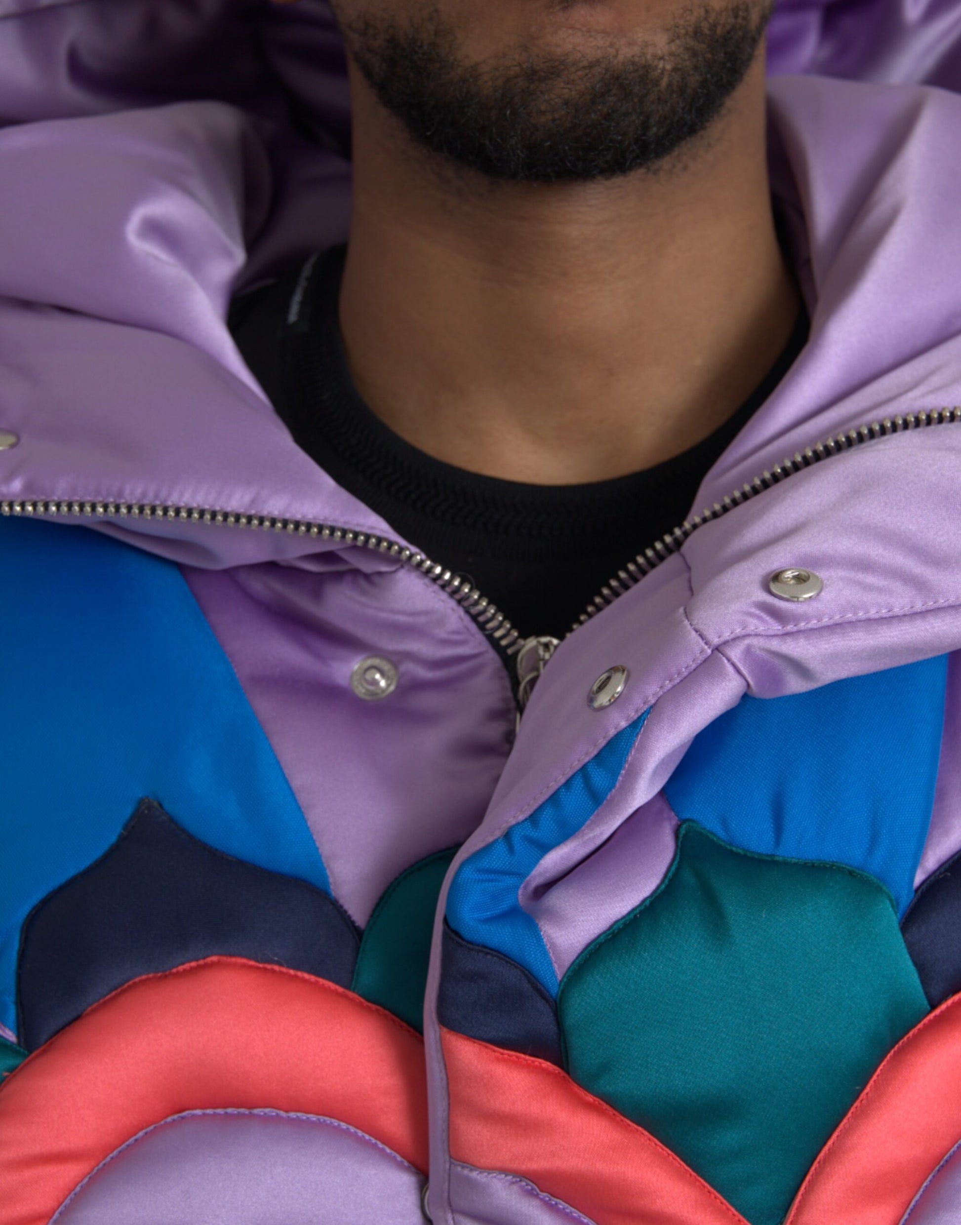 Mehrfarbige Pufferjacke mit Kapuze und Herzlogo