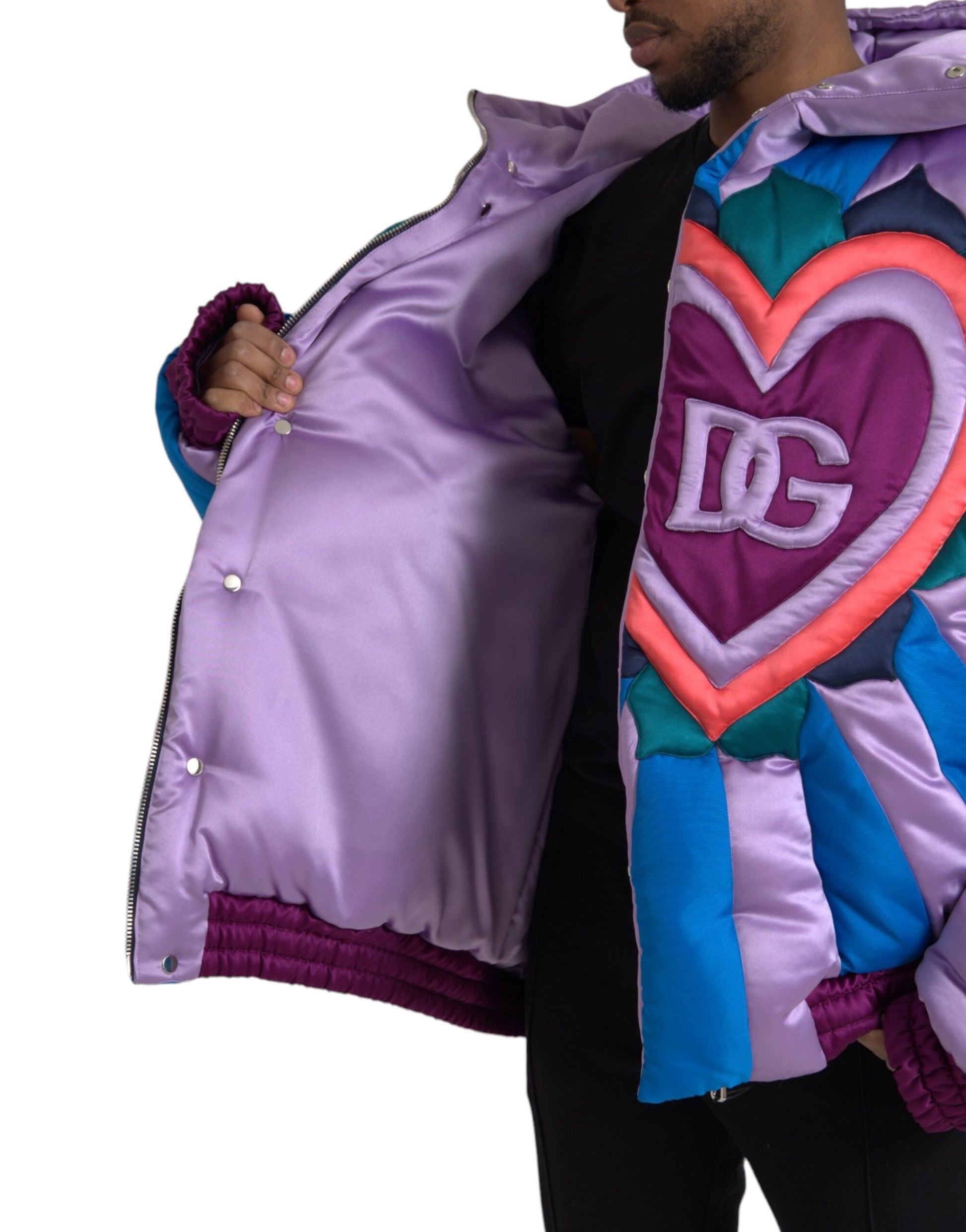 Mehrfarbige Pufferjacke mit Kapuze und Herzlogo