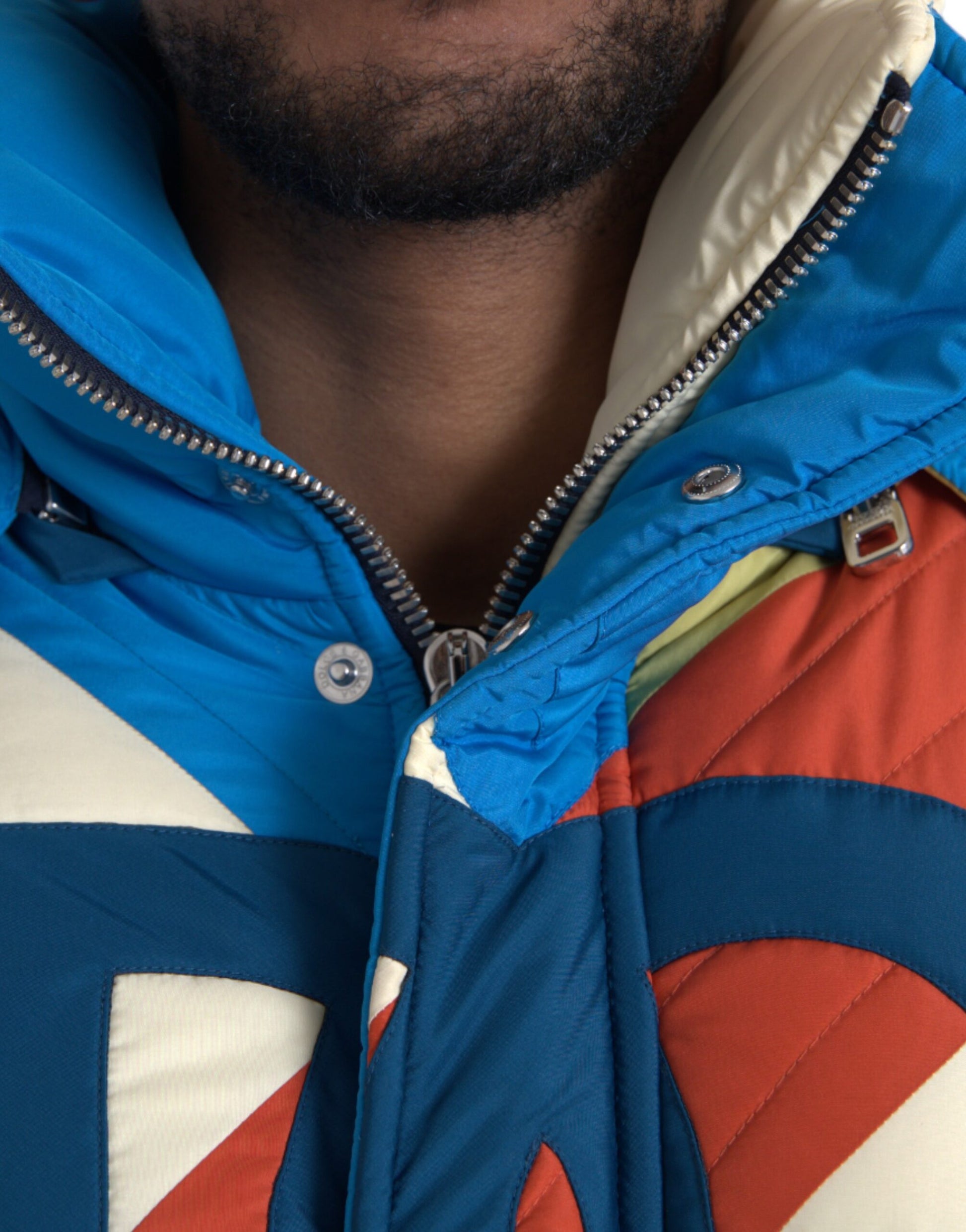 Mehrfarbige Windbreaker-Pufferjacke mit Logo