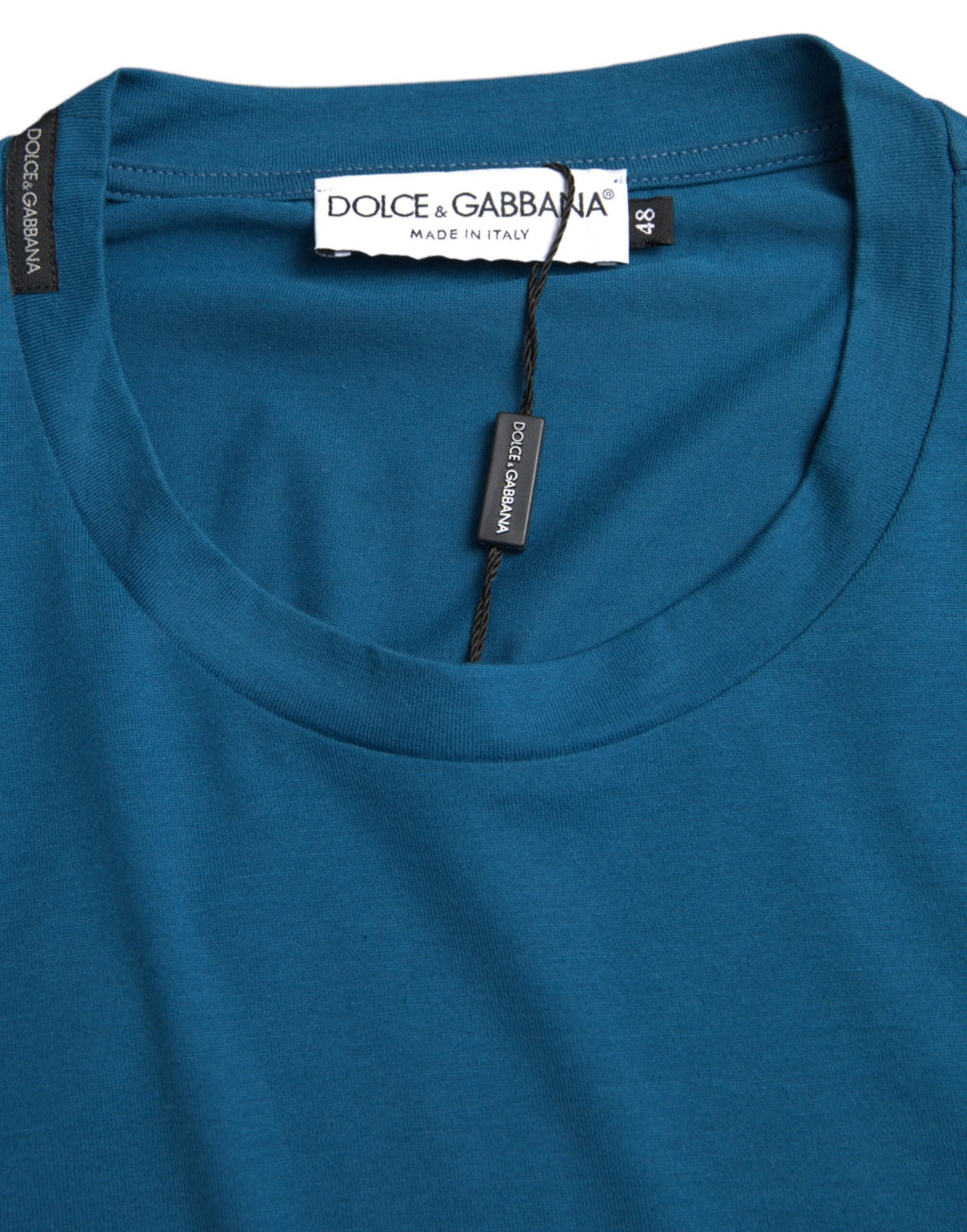 Blaues T-Shirt mit Rundhalsausschnitt und kurzen Ärmeln und Logo