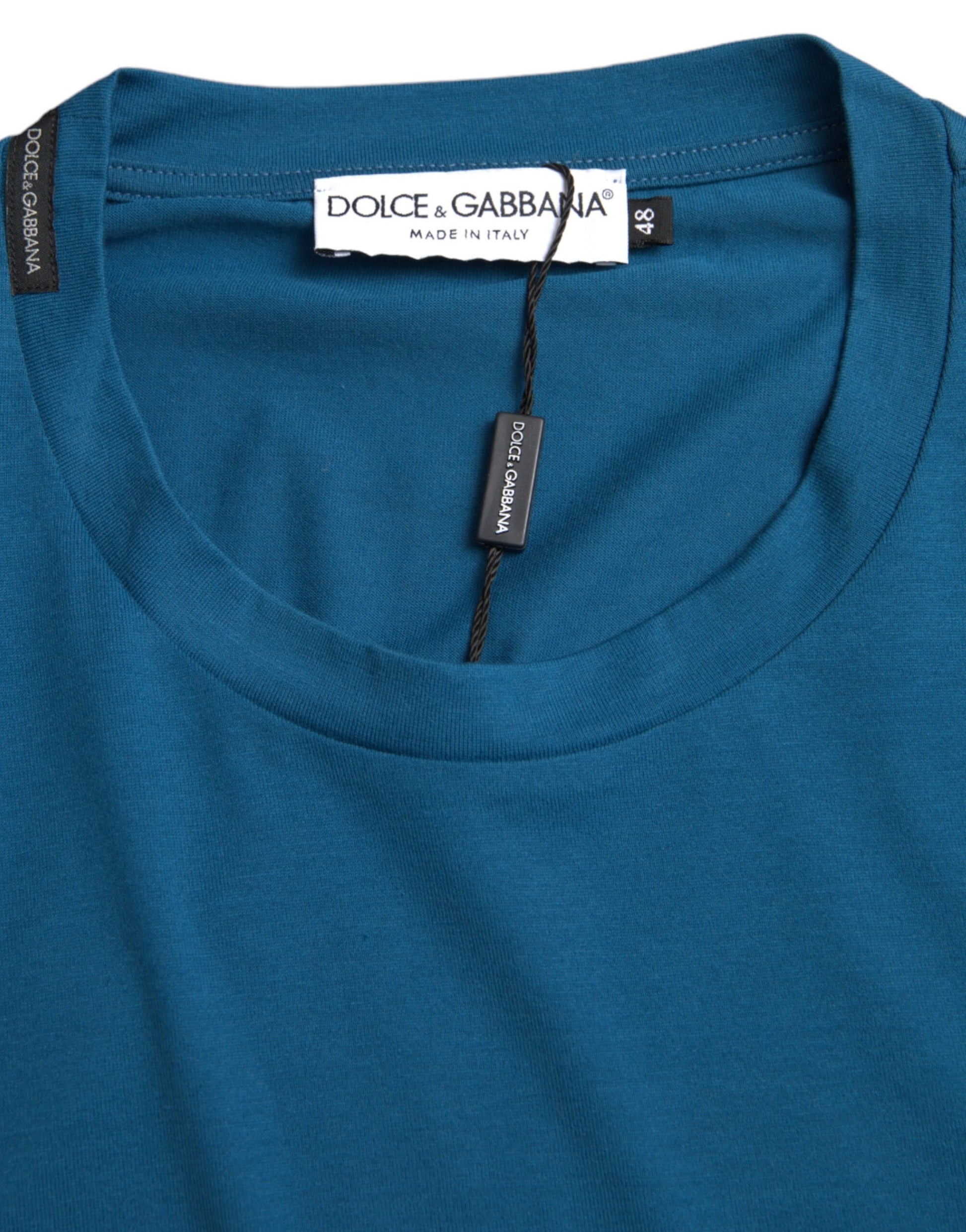 Blaues T-Shirt mit Rundhalsausschnitt und kurzen Ärmeln und Logo