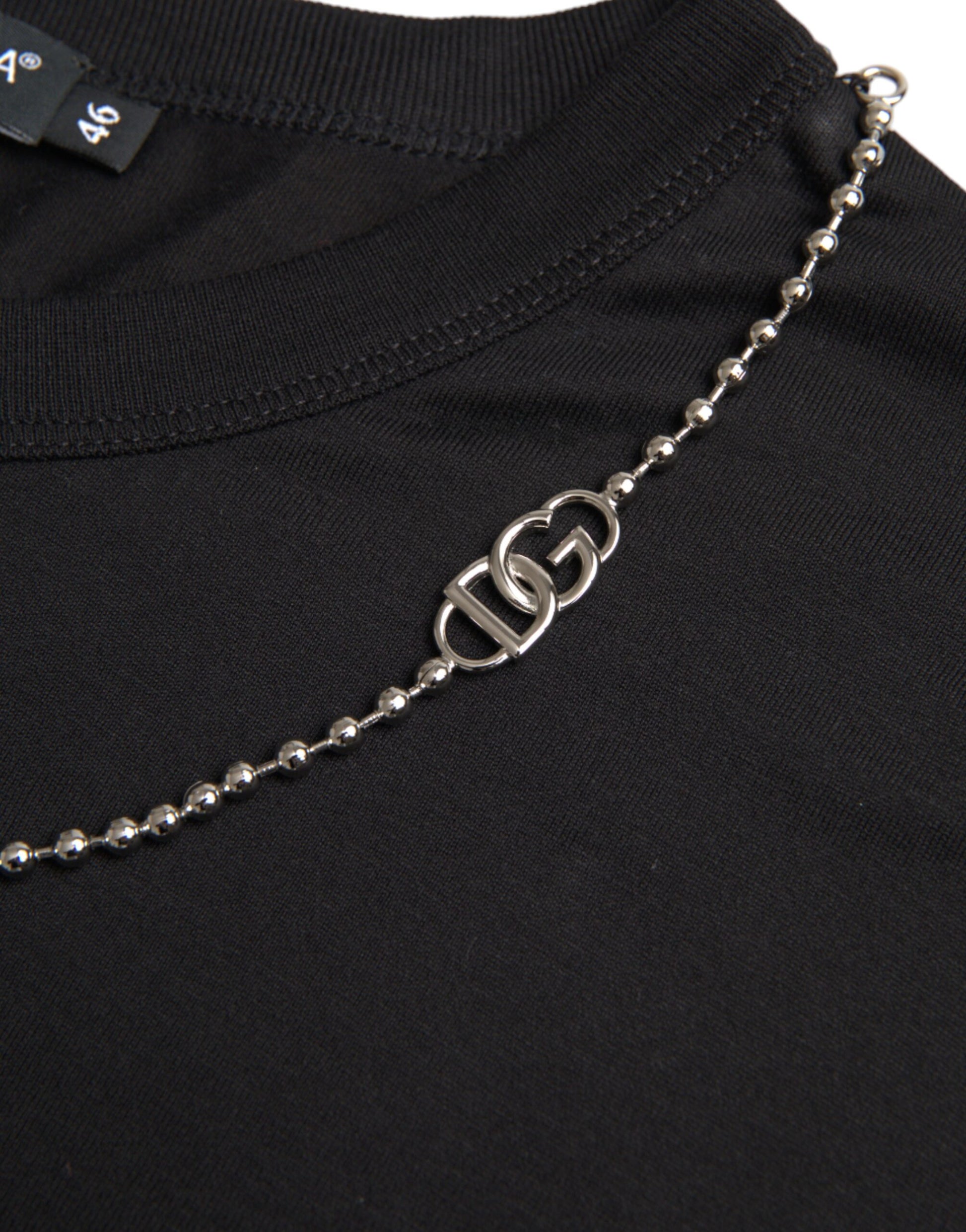 Schwarzes Kurzarm-T-Shirt aus Baumwolle mit silberner Kette