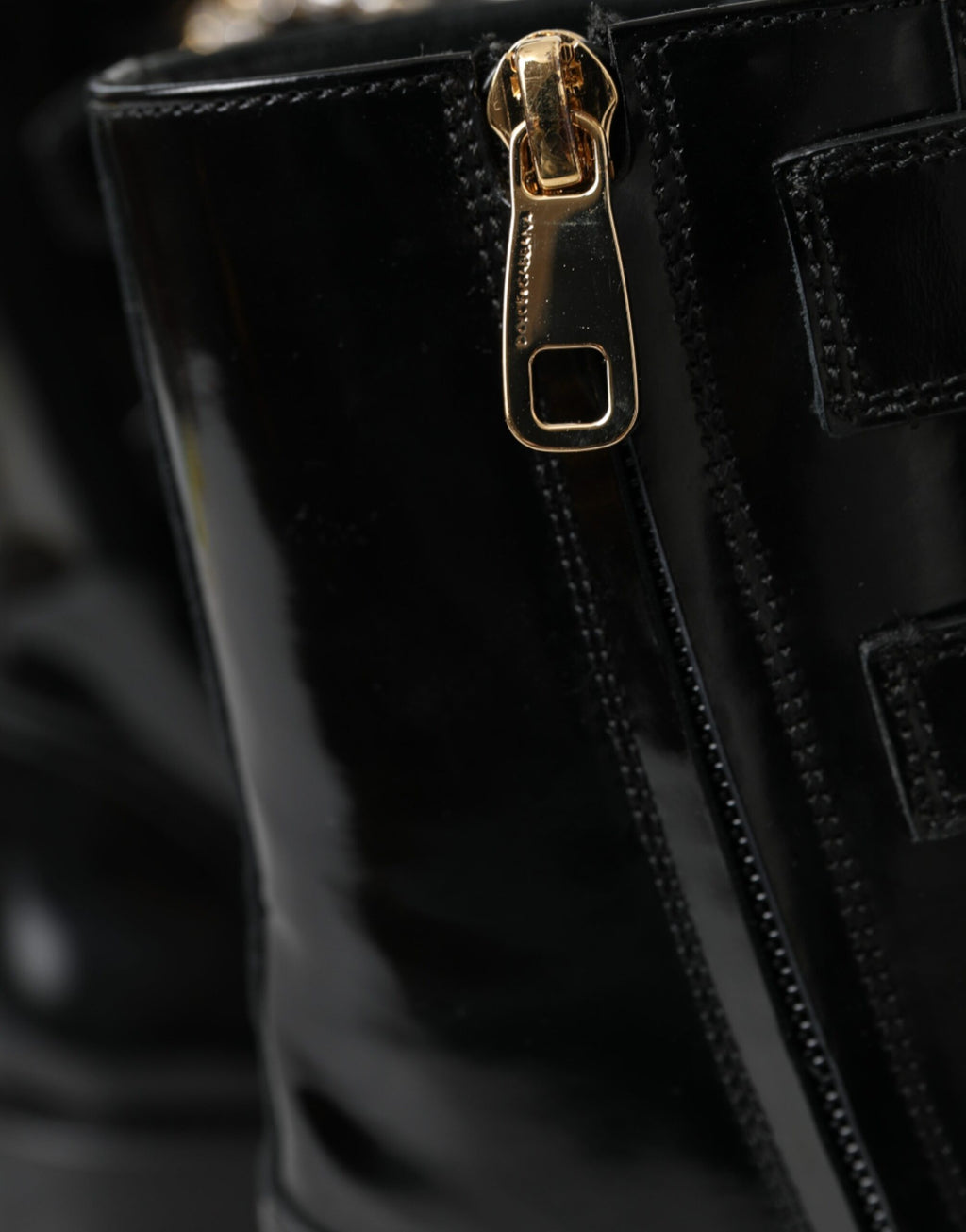 Schwarze Lederstiefel mit Kristallschnallen