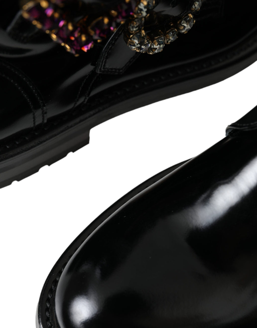 Schwarze Lederstiefel mit Kristallschnallen