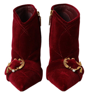 Dunkelrote Samtstiefel mit Schnalle von Devotion