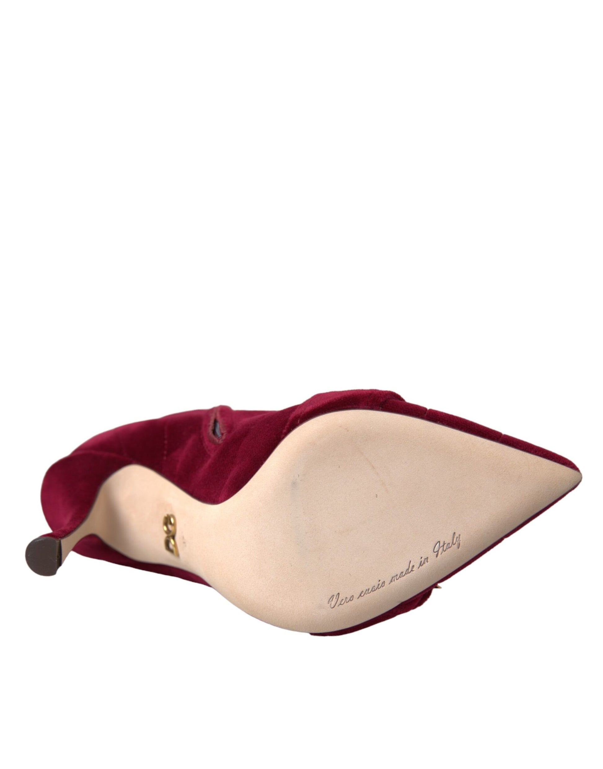 Dunkelrote Samtstiefel mit Schnalle von Devotion