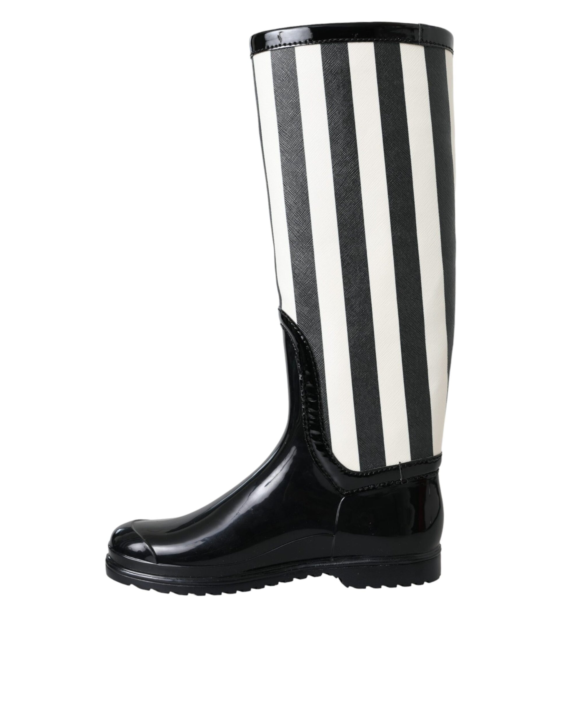 Schwarze kniehohe flache Gummistiefel