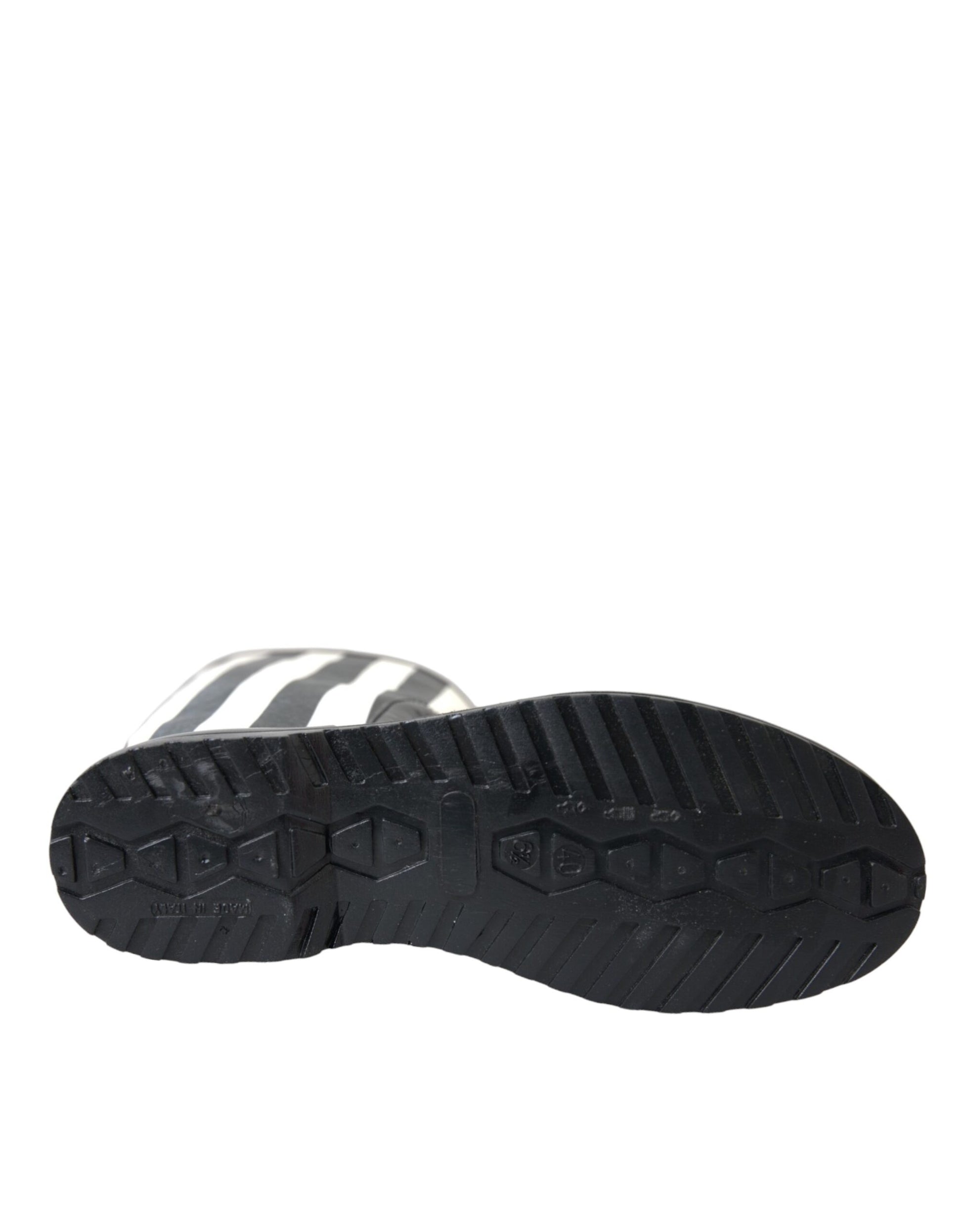 Schwarze kniehohe flache Gummistiefel
