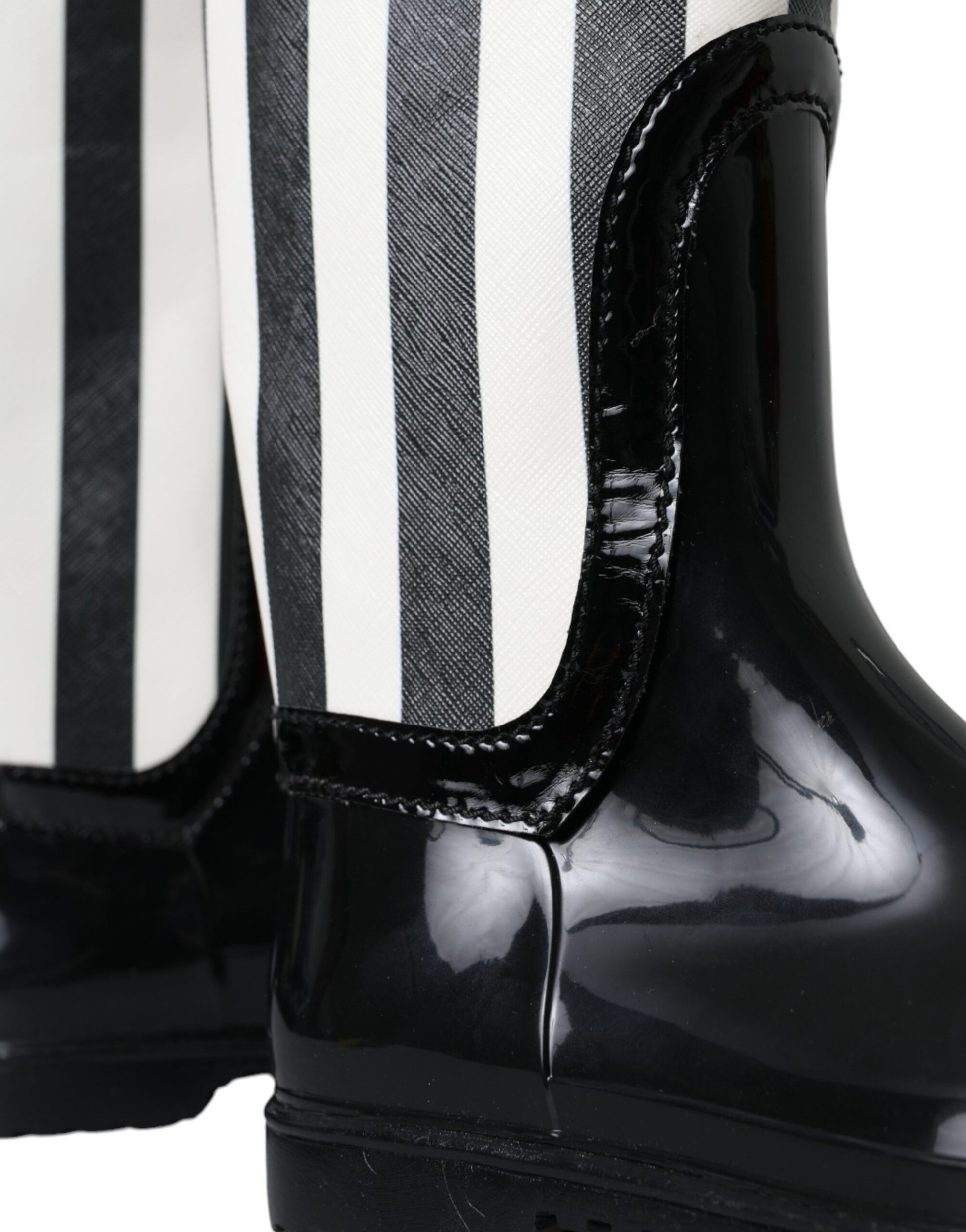Schwarze kniehohe flache Gummistiefel