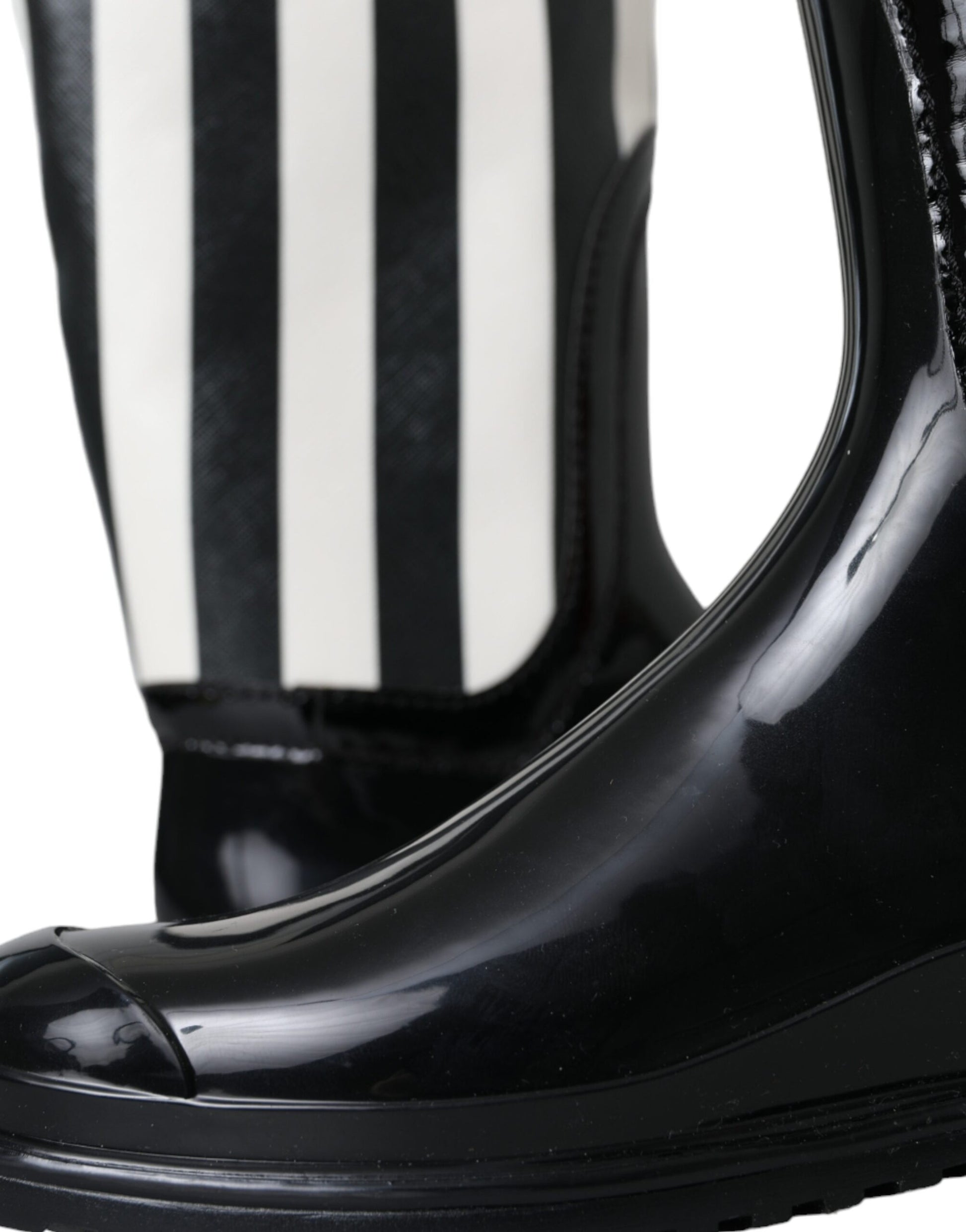 Schwarze kniehohe flache Gummistiefel