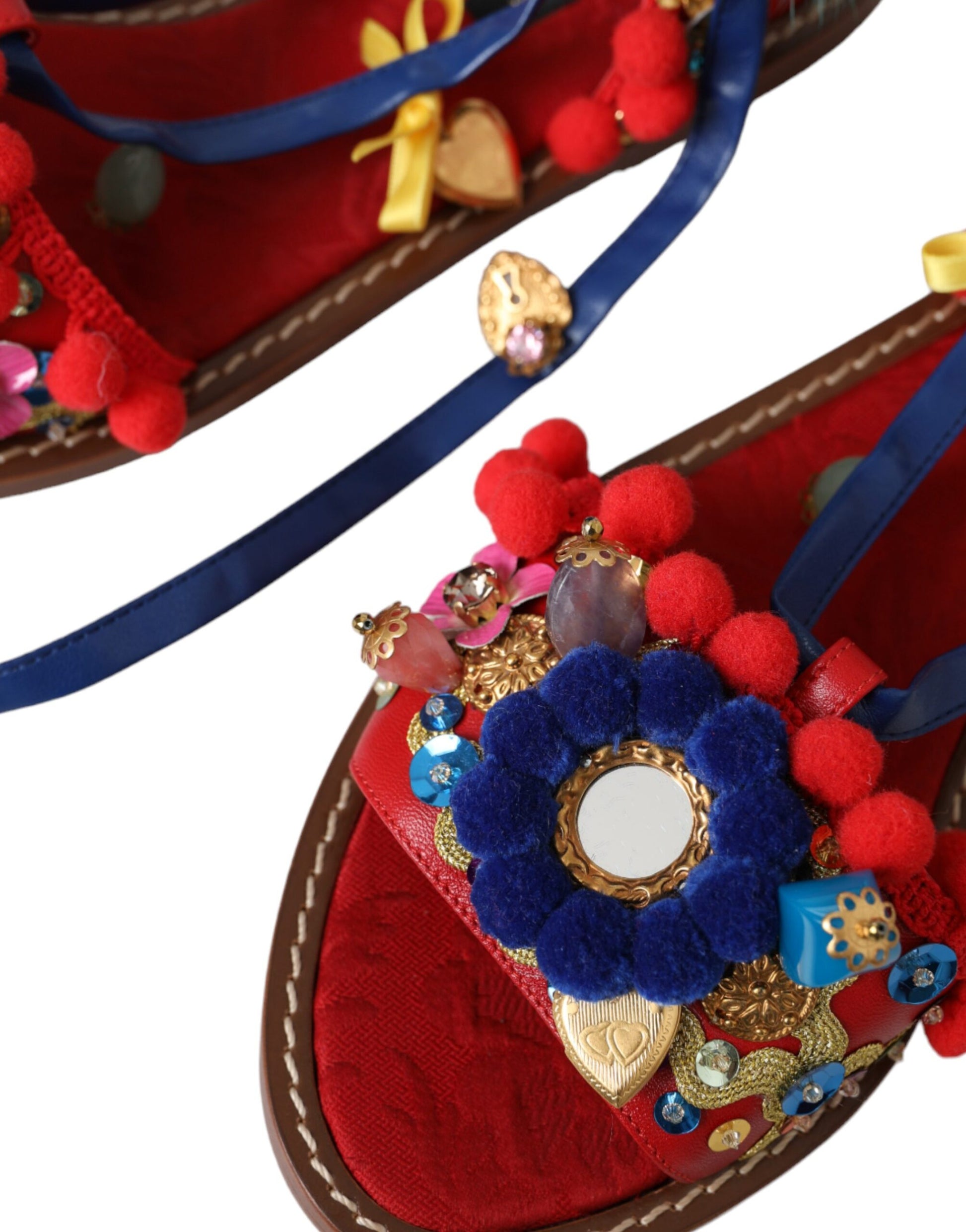 Mehrfarbige Sandalen mit Fellumschlag und Bommeln