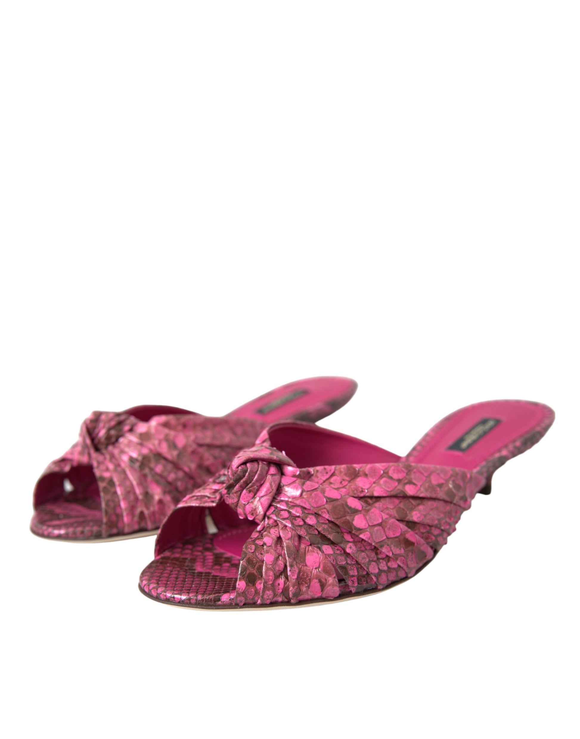 Rosafarbene Pantoletten aus exotischem Leder mit Kitten Heels