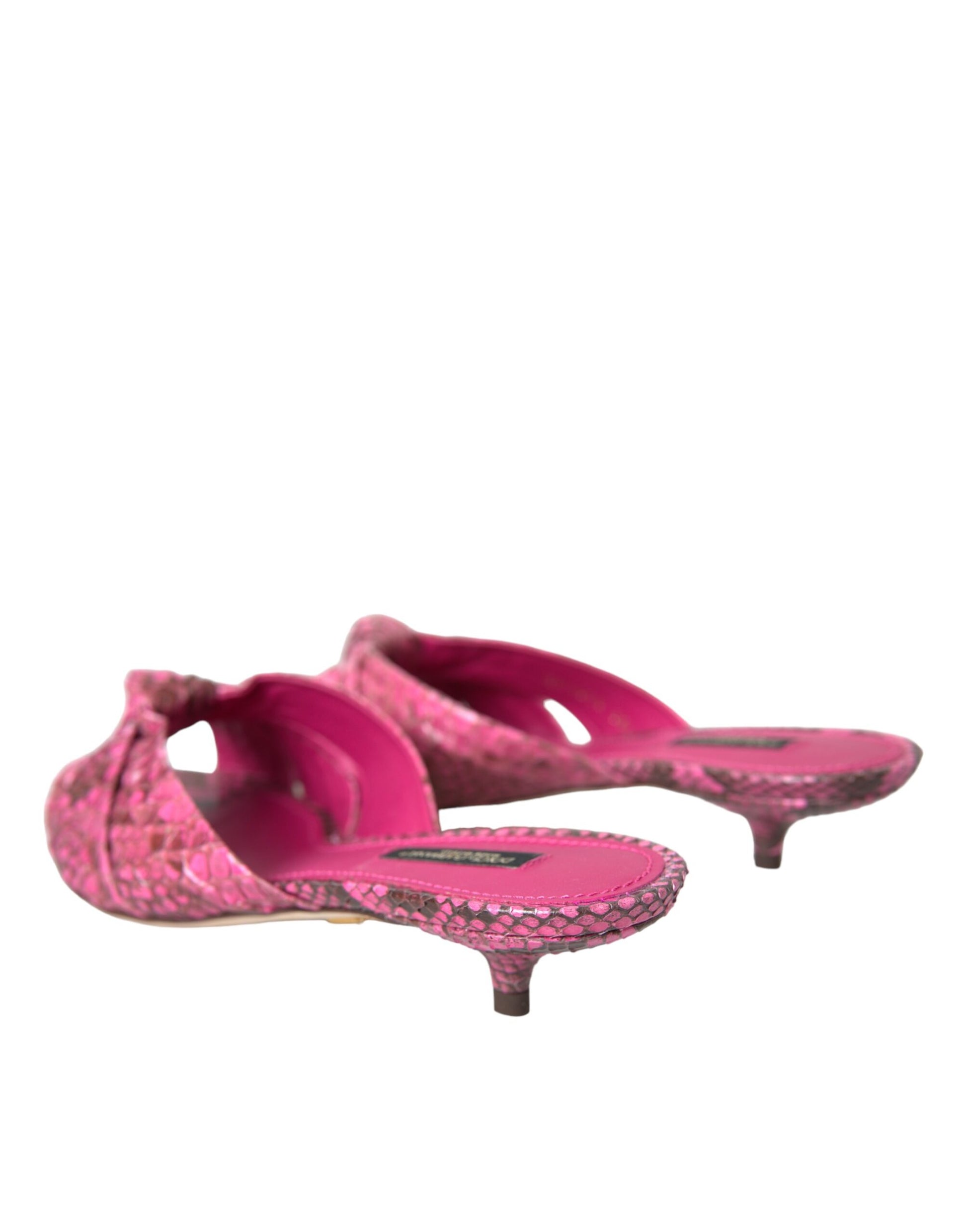 Rosafarbene Pantoletten aus exotischem Leder mit Kitten Heels