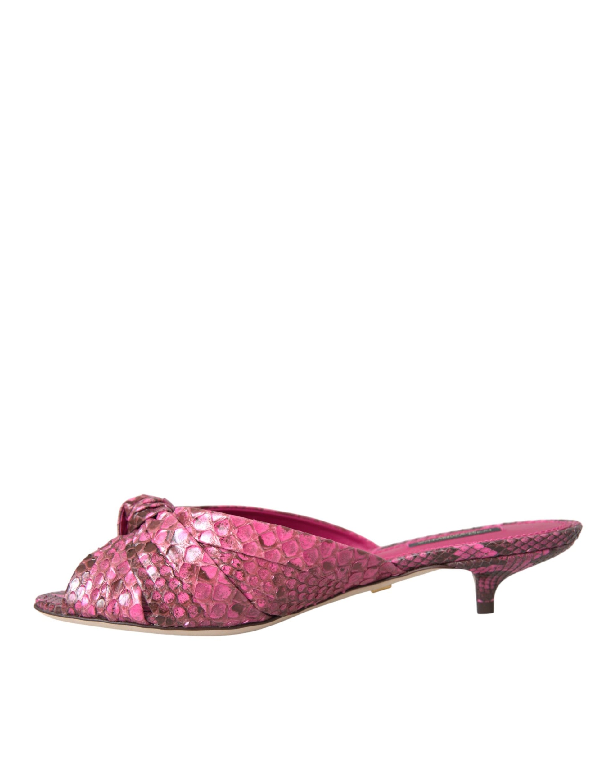 Rosafarbene Pantoletten aus exotischem Leder mit Kitten Heels