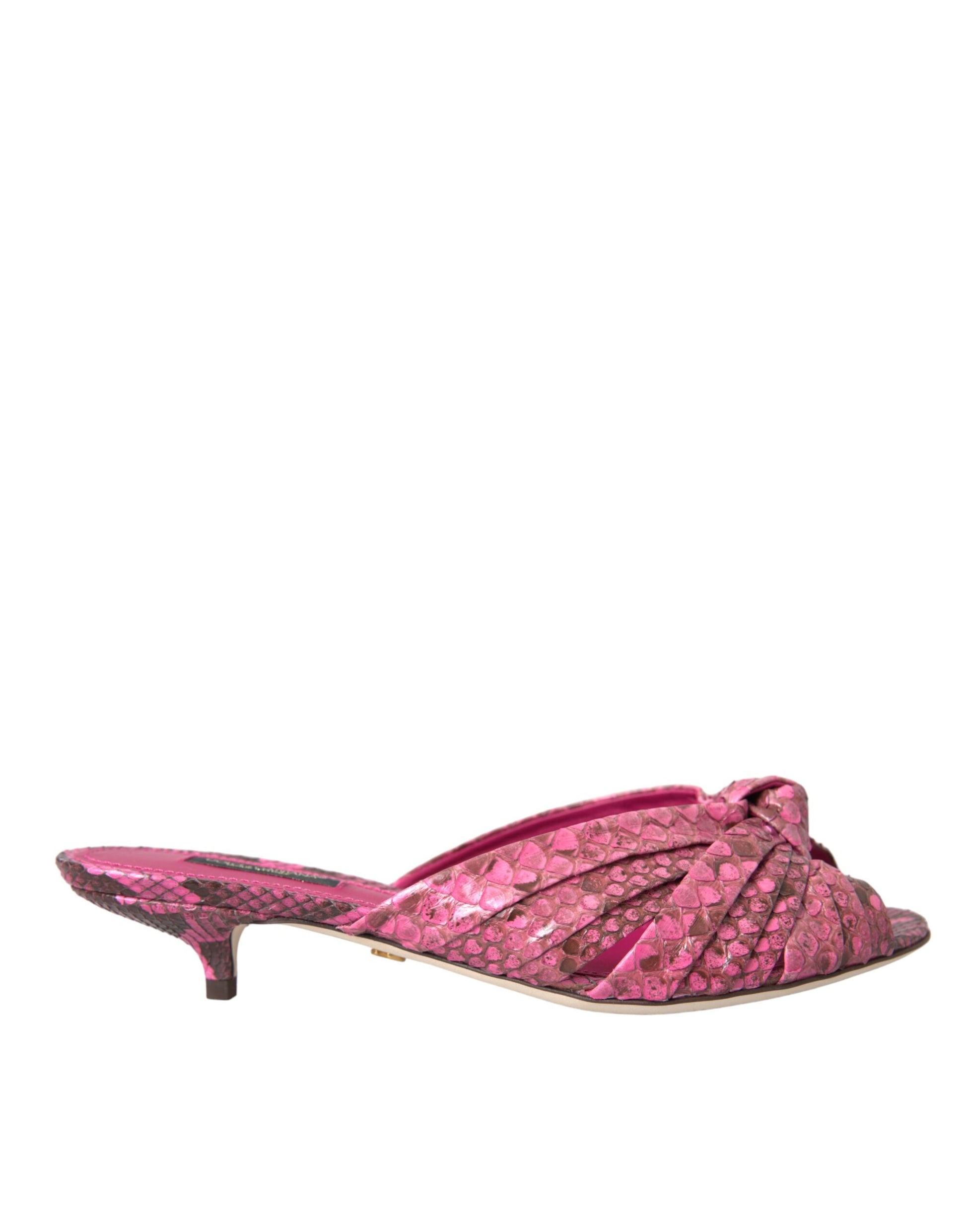 Rosafarbene Pantoletten aus exotischem Leder mit Kitten Heels