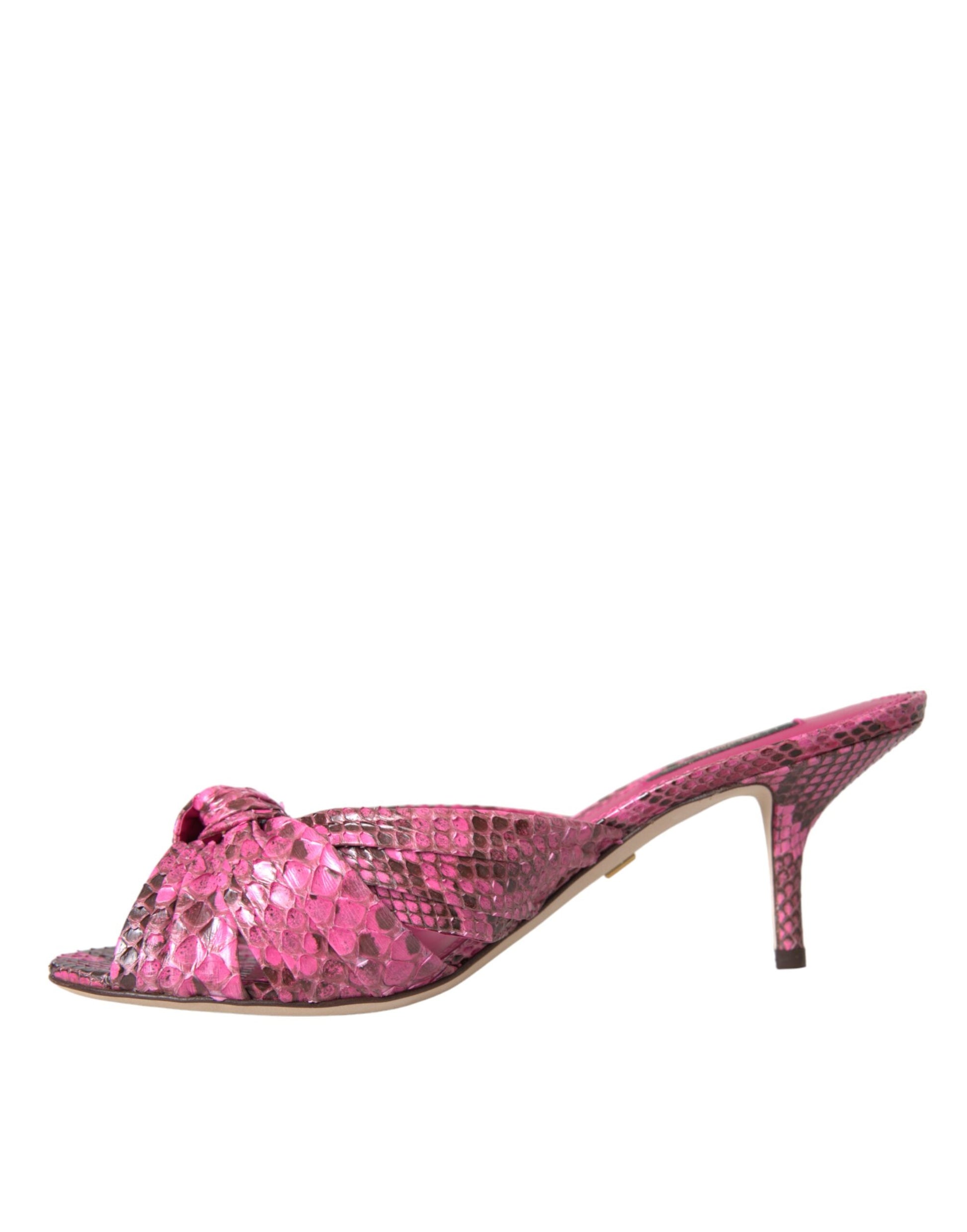 Rosafarbene Pantoletten aus exotischem Leder mit Kitten Heels
