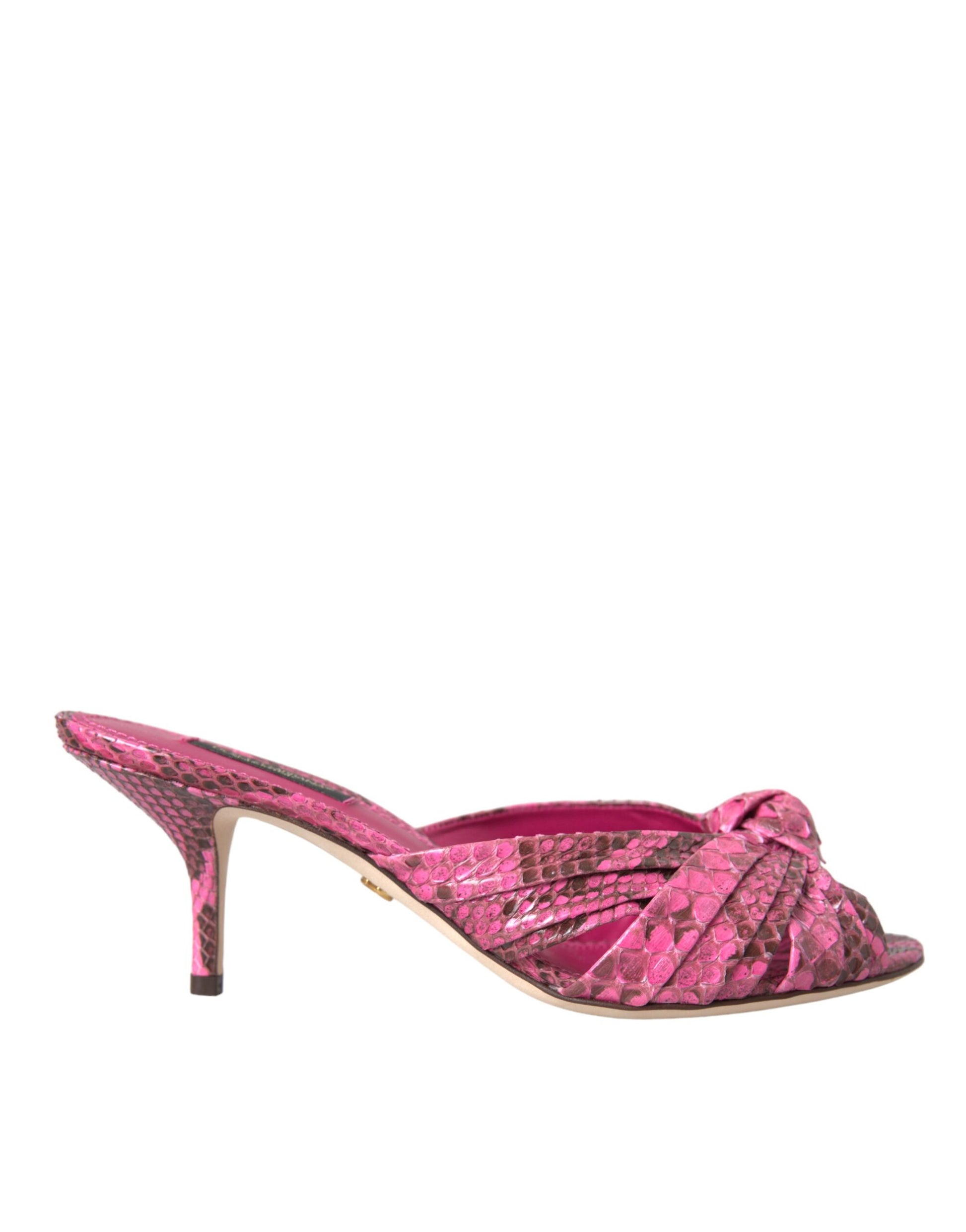 Rosafarbene Pantoletten aus exotischem Leder mit Kitten Heels
