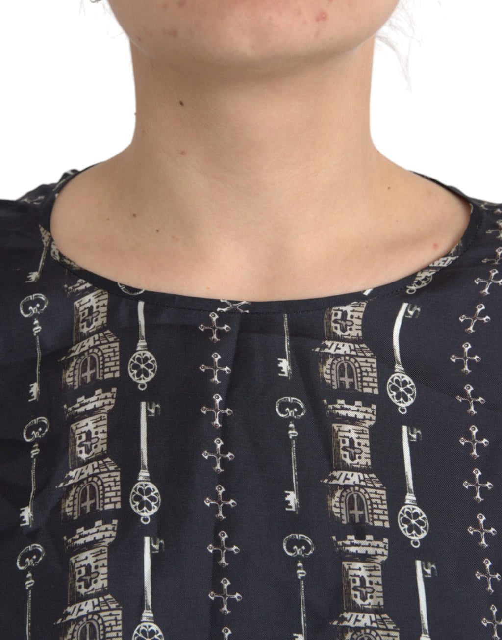 Schwarzes Seidenblusen-T-Shirt mit Key Castle-Print