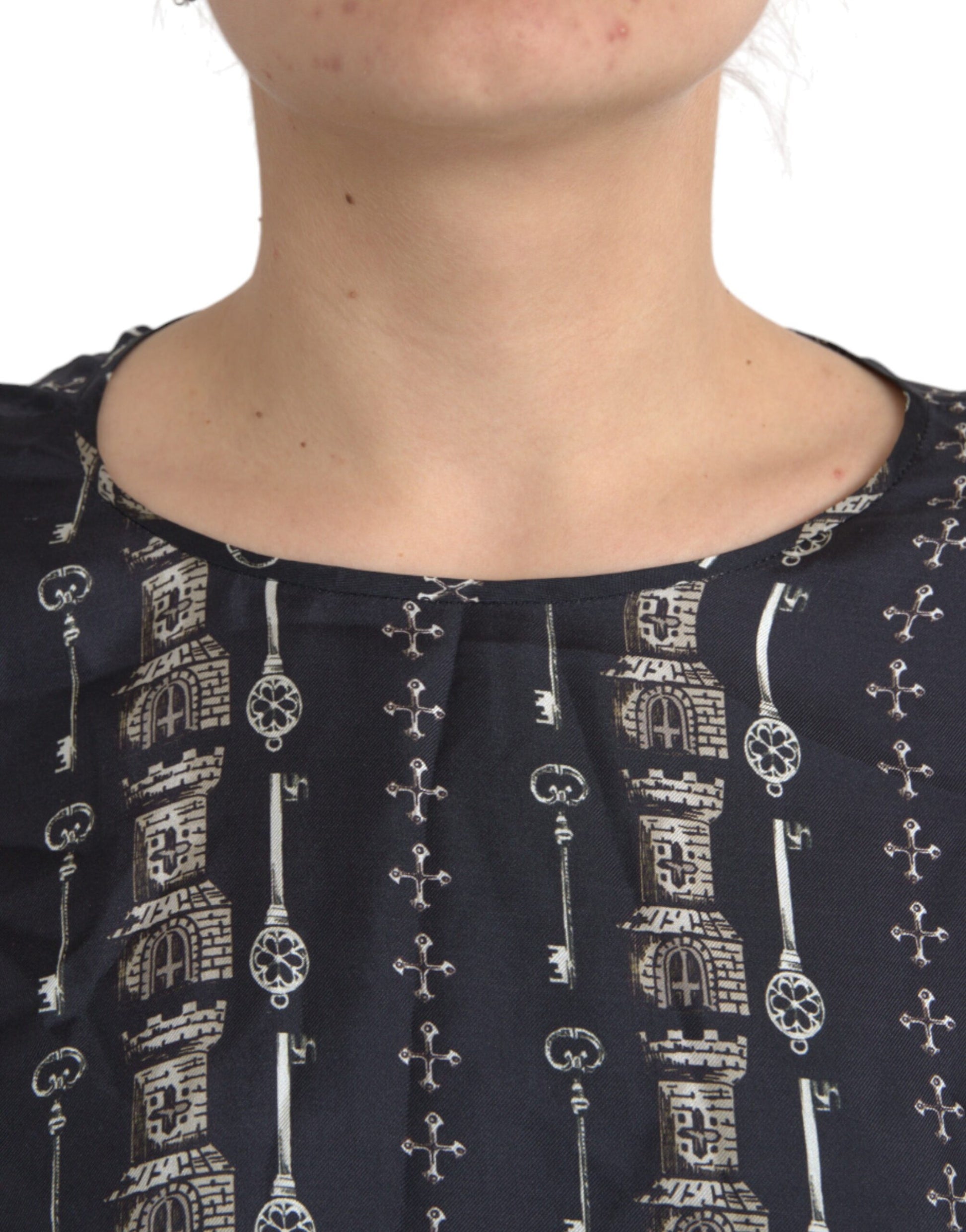 Schwarzes Seidenblusen-T-Shirt mit Key Castle-Print
