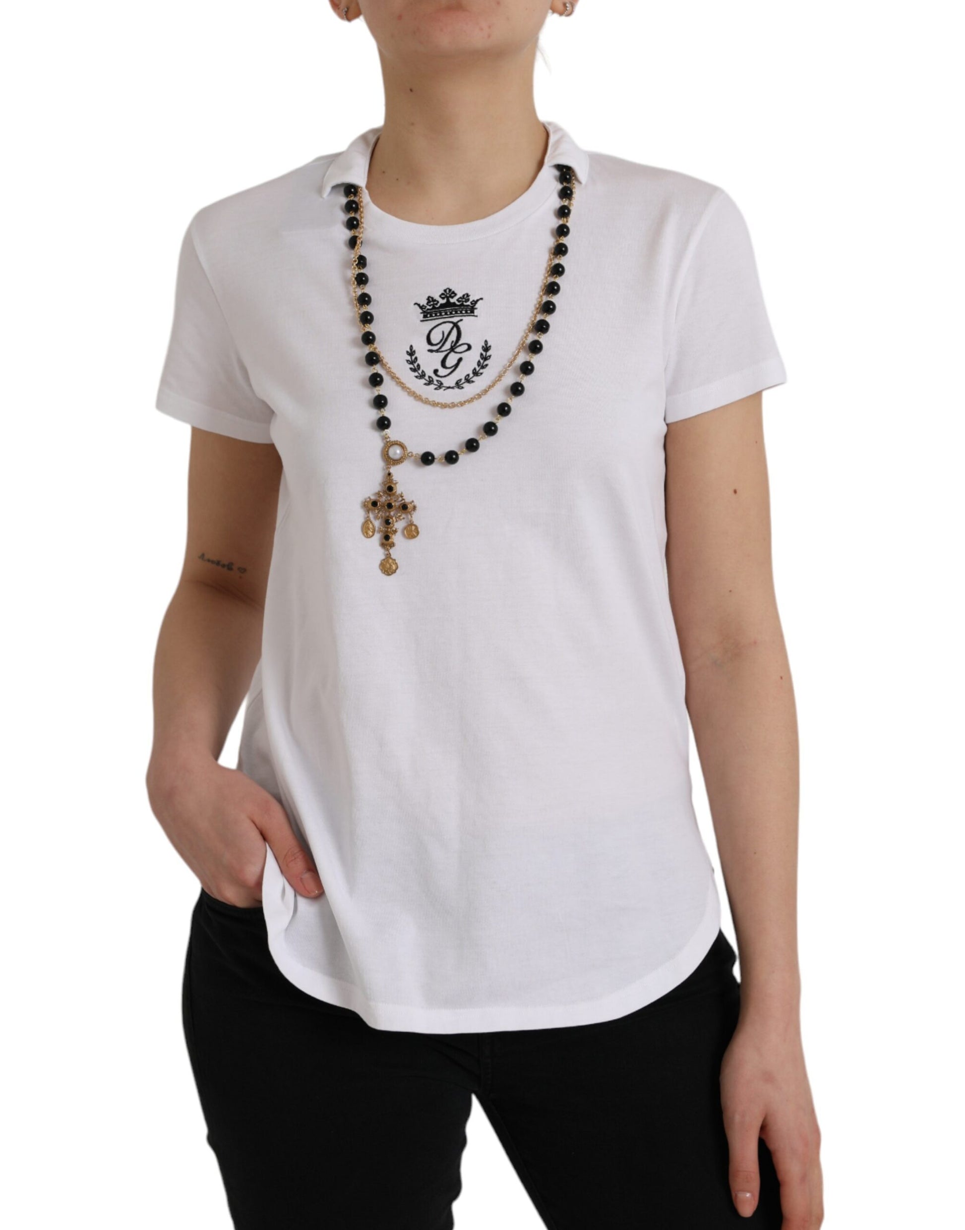 Weißes Baumwoll-T-Shirt mit kurzen Ärmeln und Halskette