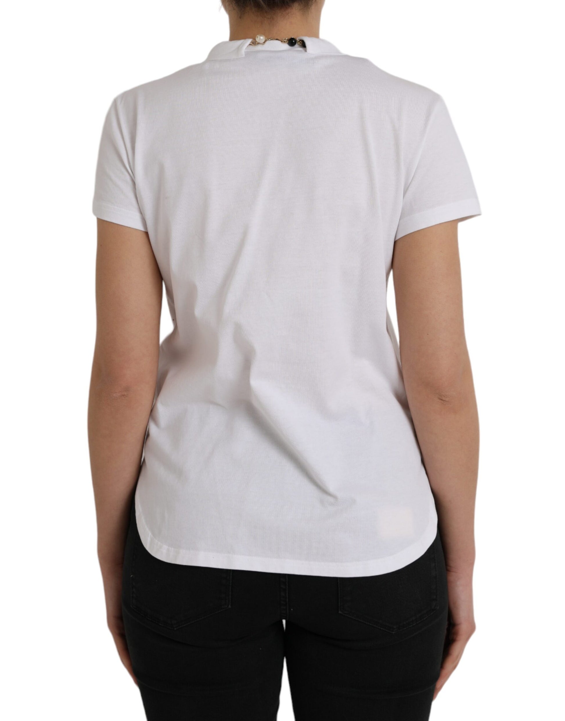 Weißes Baumwoll-T-Shirt mit kurzen Ärmeln und Halskette