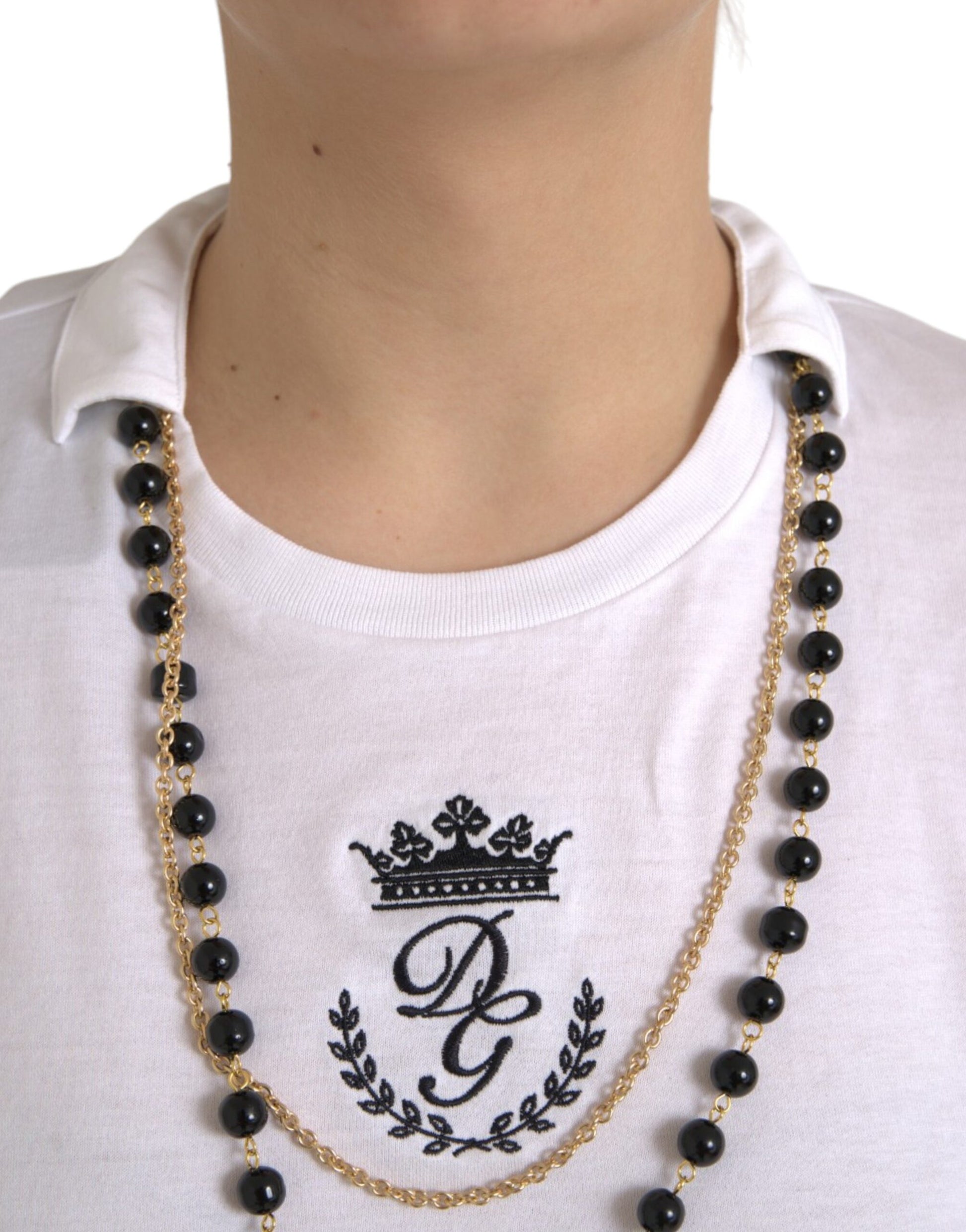 Weißes Baumwoll-T-Shirt mit kurzen Ärmeln und Halskette