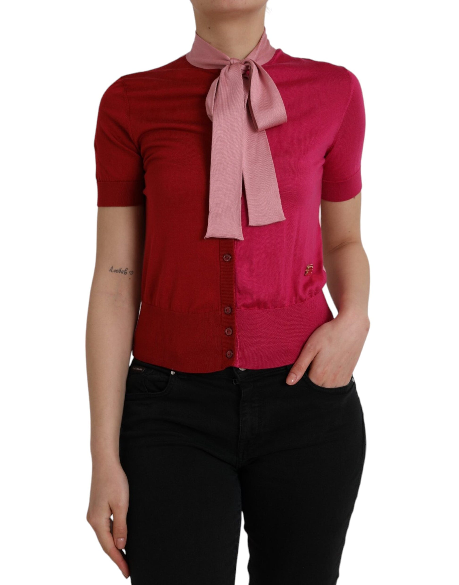 Rosafarbenes Pullover-Oberteil mit Ascot-Kragen und kurzen Ärmeln