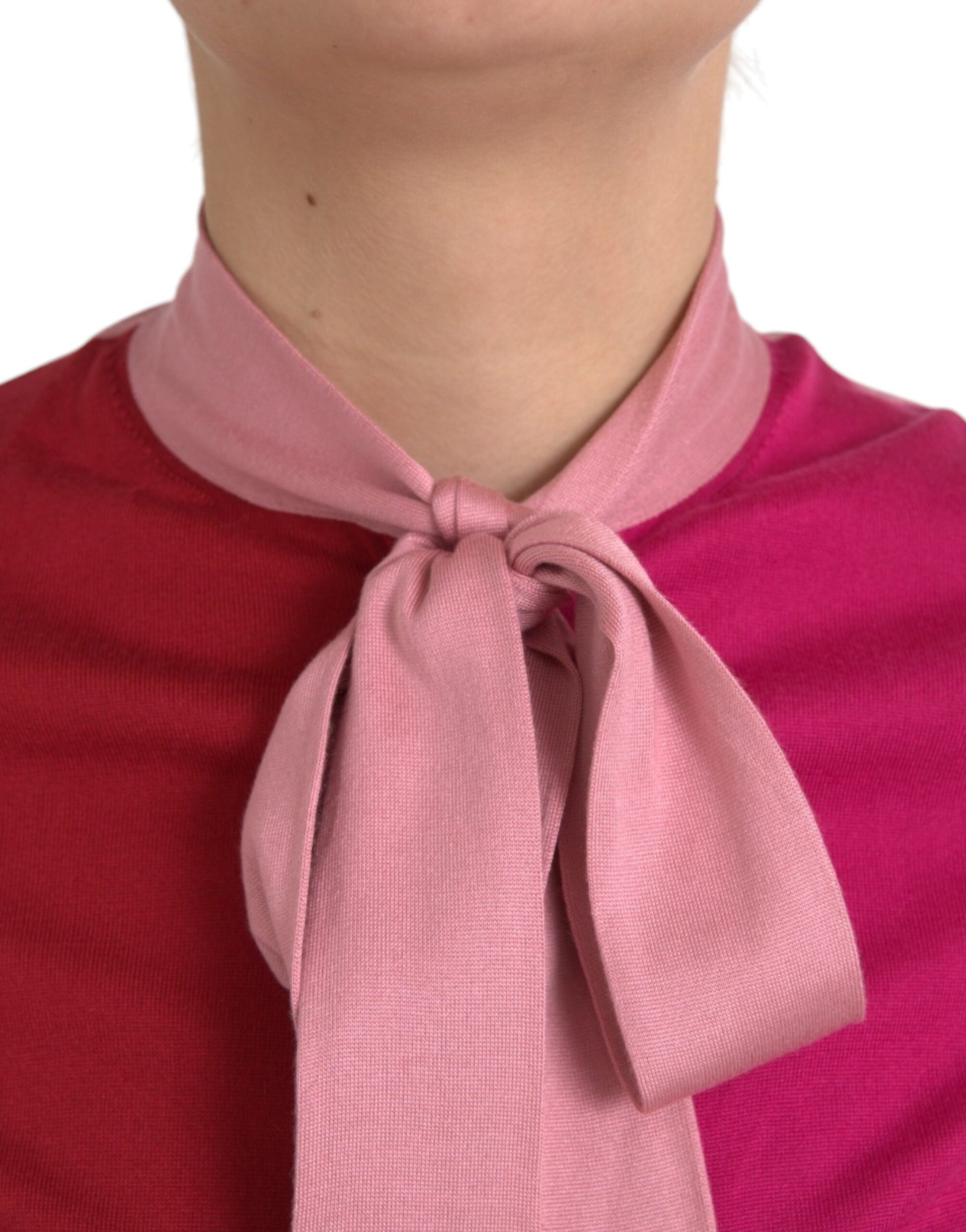 Rosafarbenes Pullover-Oberteil mit Ascot-Kragen und kurzen Ärmeln