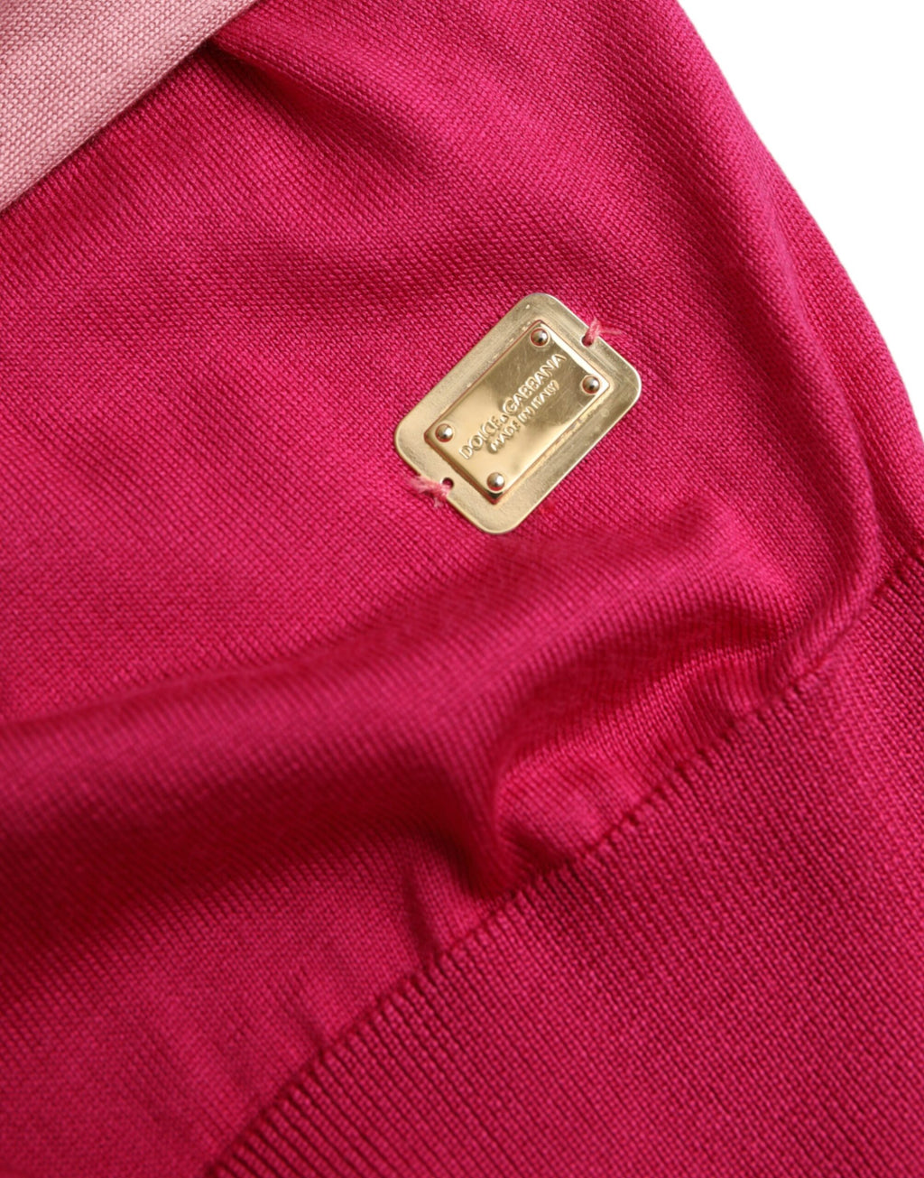 Rosafarbenes Pullover-Oberteil mit Ascot-Kragen und kurzen Ärmeln