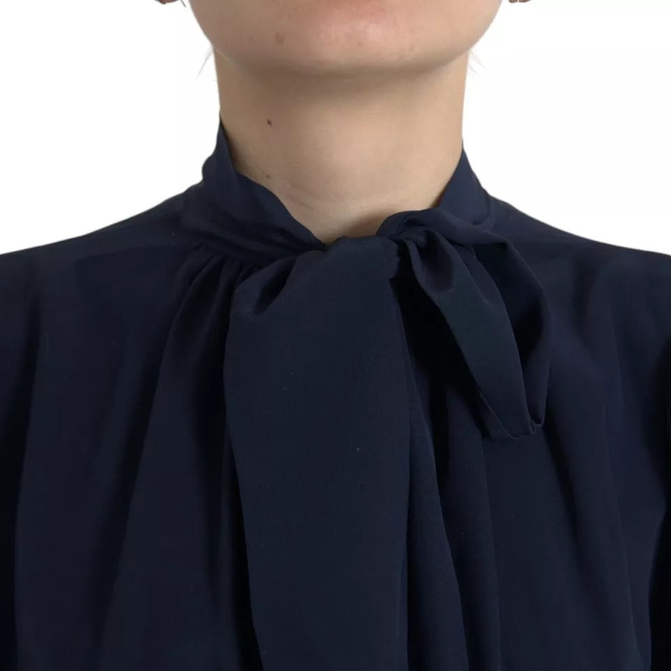 Blaues Blusentop mit langen Ärmeln und Ascot-Kragen