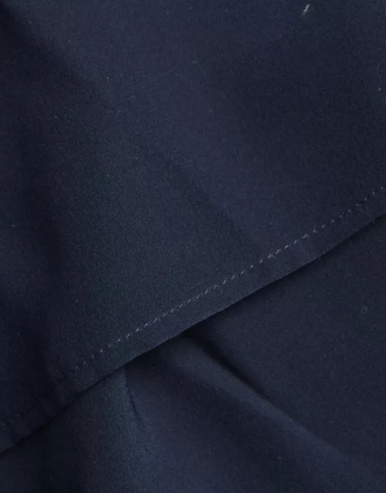 Blaues Blusentop mit langen Ärmeln und Ascot-Kragen