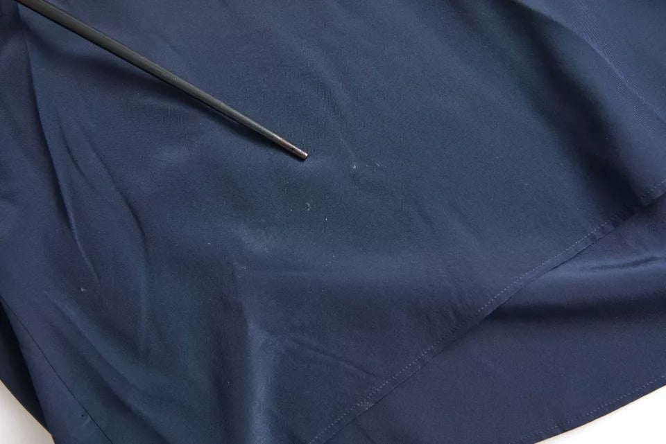 Blaues Blusentop mit langen Ärmeln und Ascot-Kragen