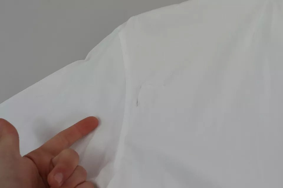 Weißes Baumwolltop mit dekorativem Knopfkragen