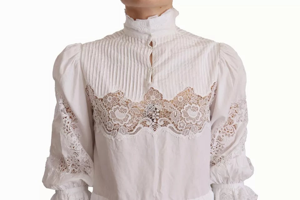 Weiße Bluse mit Rollkragen und Spitzenbesatz aus Baumwolle