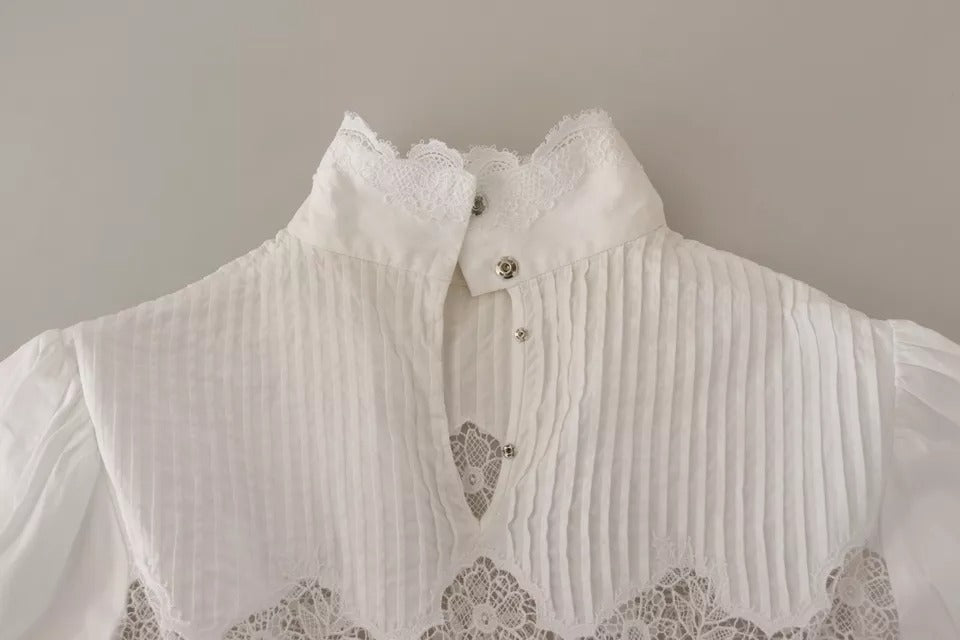 Weiße Bluse mit Rollkragen und Spitzenbesatz aus Baumwolle