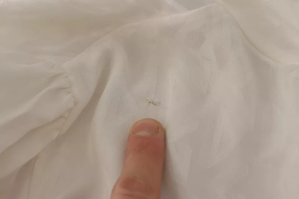 Weißes gemustertes Blusentop aus Seide mit Ascot-Kragen