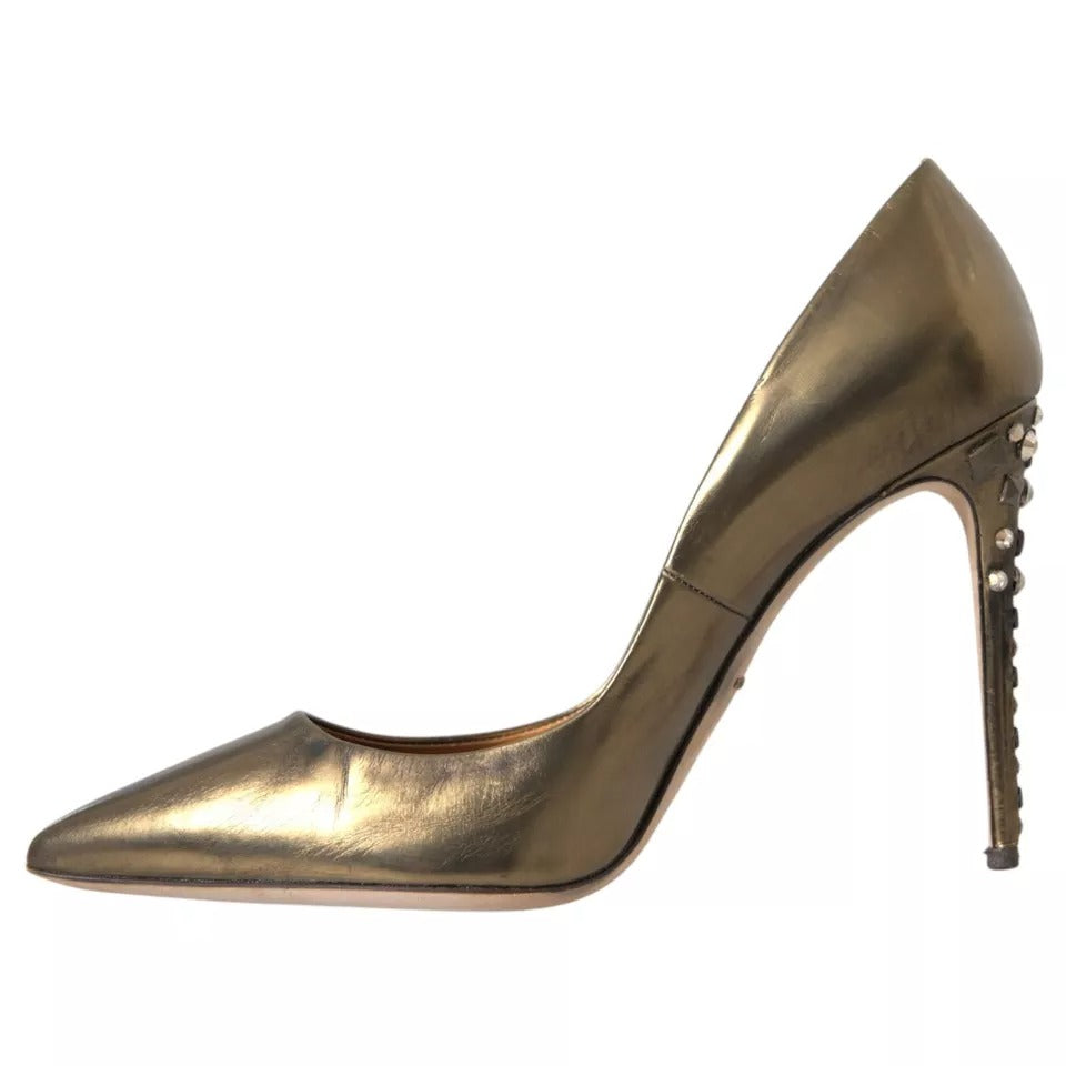 Bronzefarbene Pumps mit verzierten Absätzen aus Leder