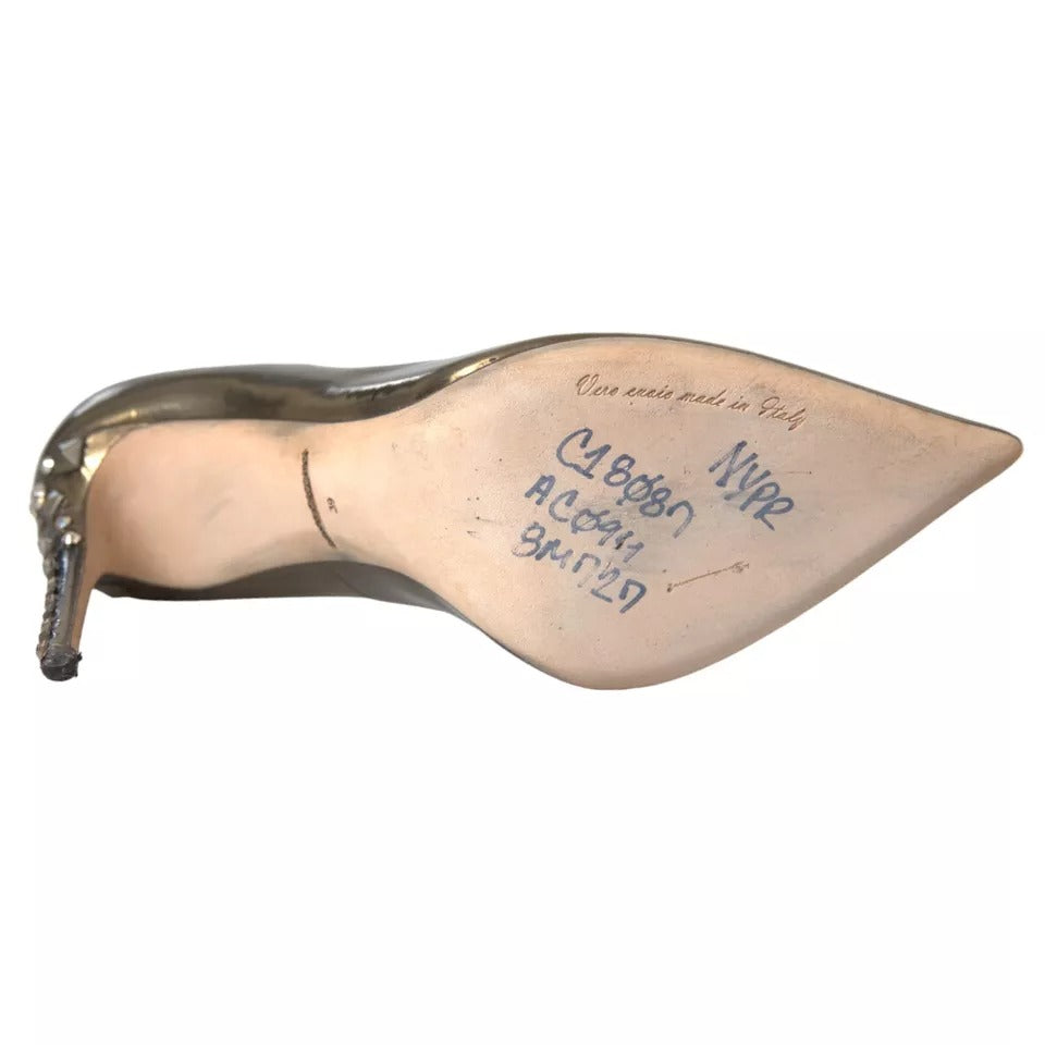 Bronzefarbene Pumps mit verzierten Absätzen aus Leder