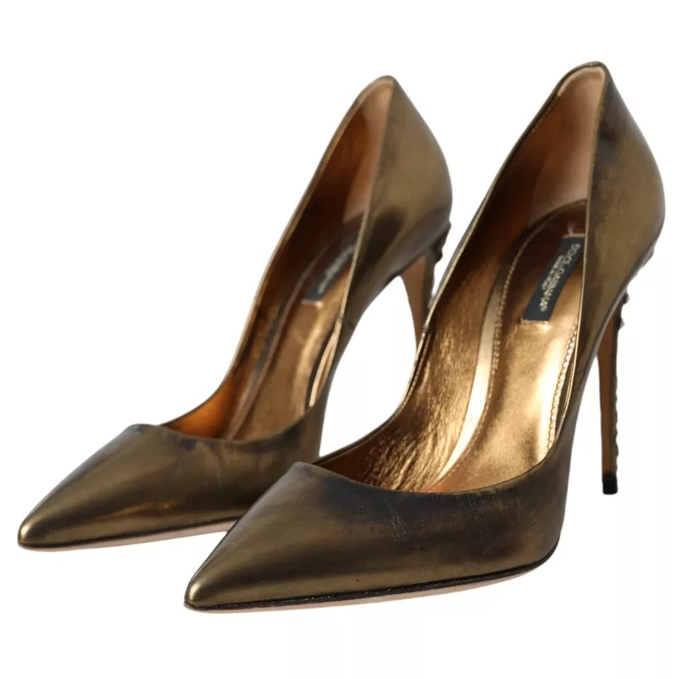 Bronzefarbene Pumps mit verzierten Absätzen aus Leder
