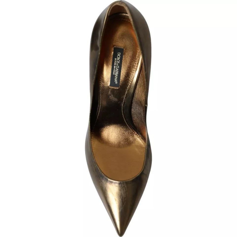 Bronzefarbene Pumps mit verzierten Absätzen aus Leder