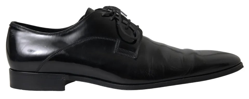 Schwarze, elegante Schuhe aus poliertem Leder