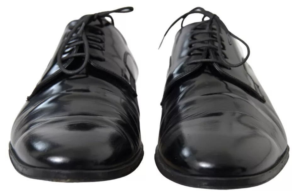 Schwarze, elegante Schuhe aus poliertem Leder