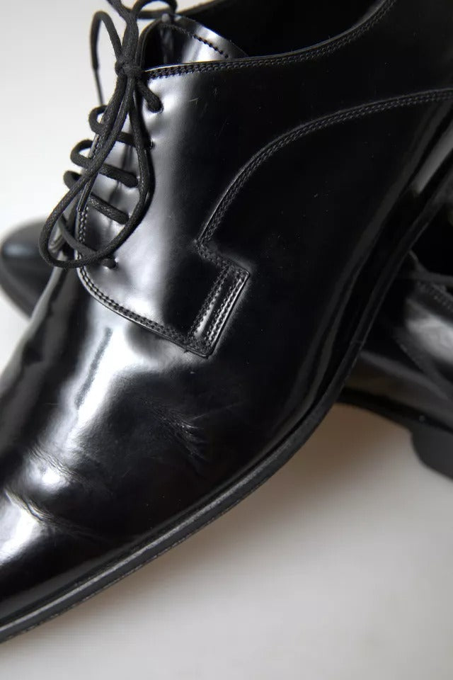 Schwarze, elegante Schuhe aus poliertem Leder